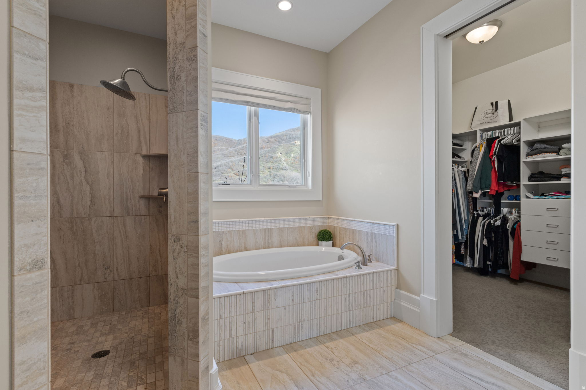 COVE IN CORNERCANYON - Residential