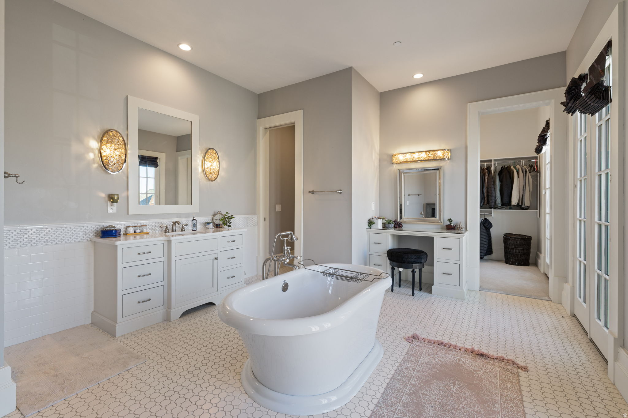 COVE IN CORNERCANYON - Residential