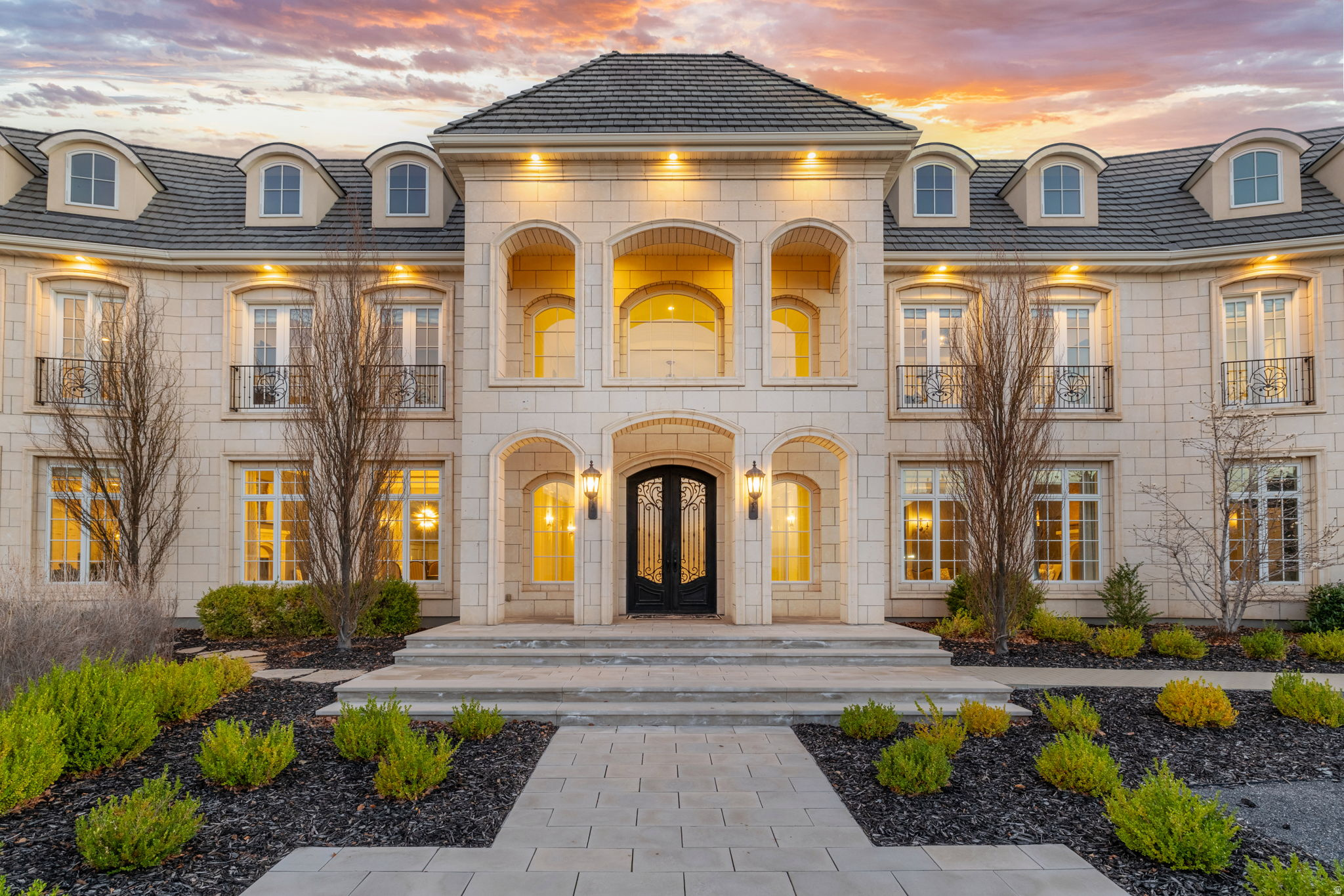 COVE IN CORNERCANYON - Residential