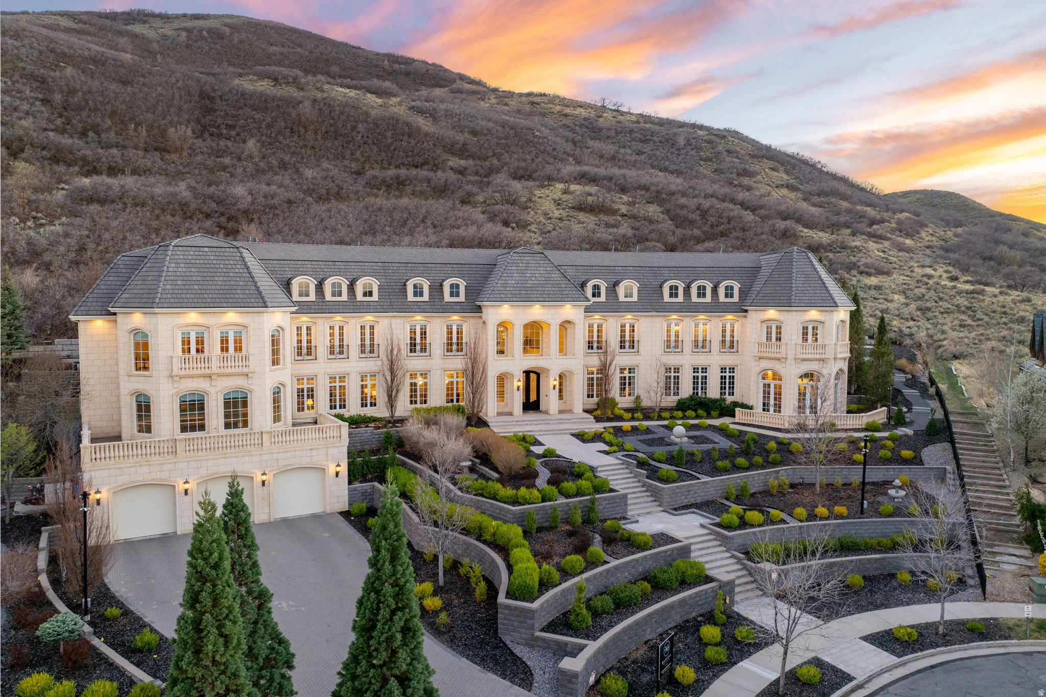 COVE IN CORNERCANYON - Residential