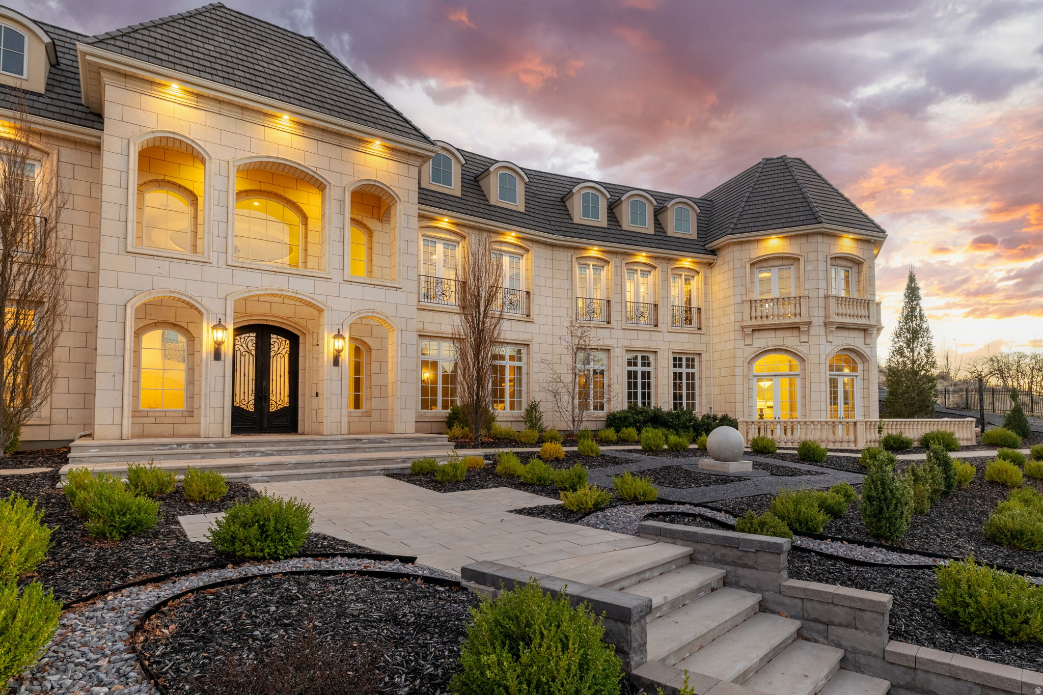 COVE IN CORNERCANYON - Residential