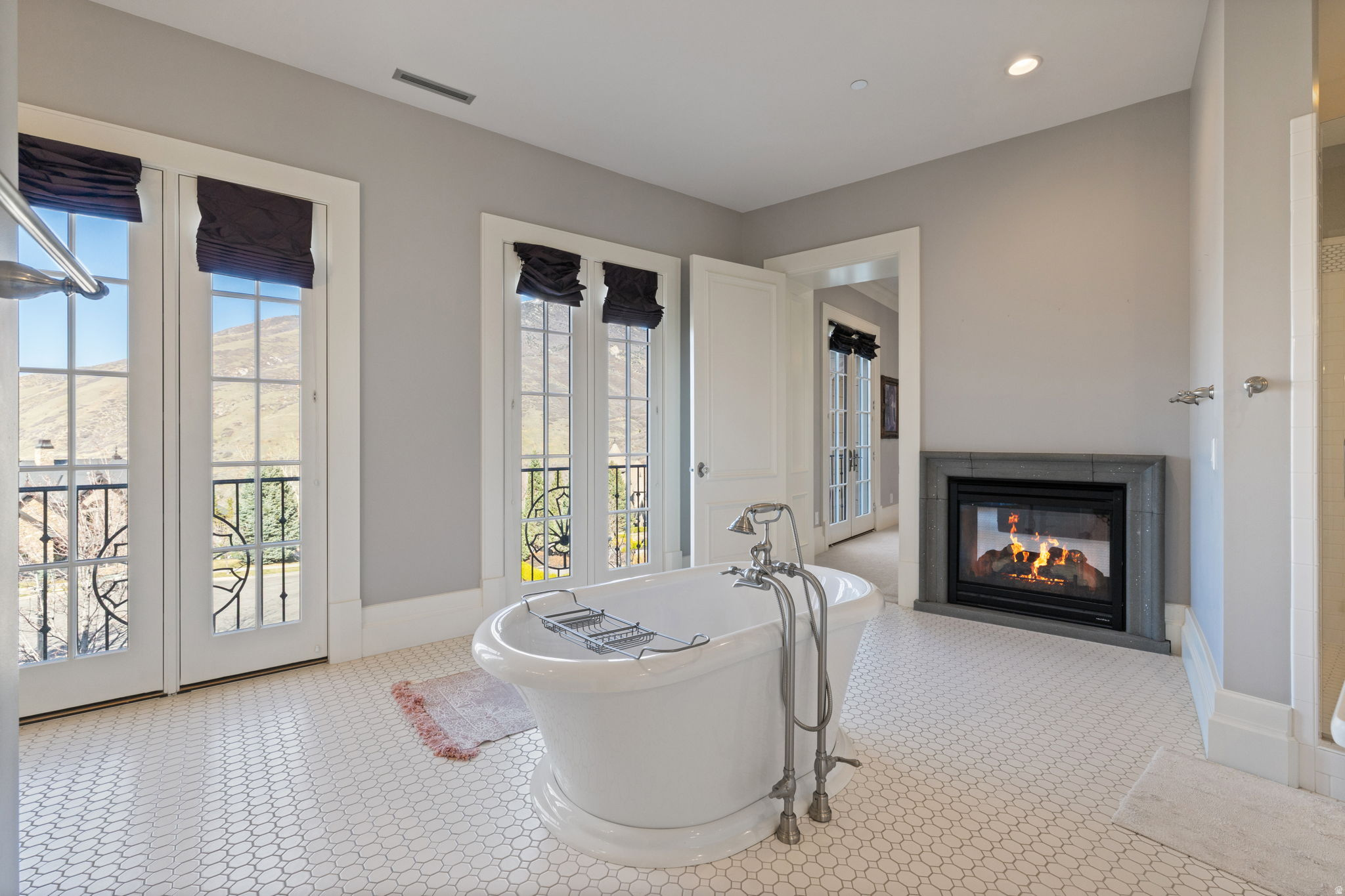 COVE IN CORNERCANYON - Residential