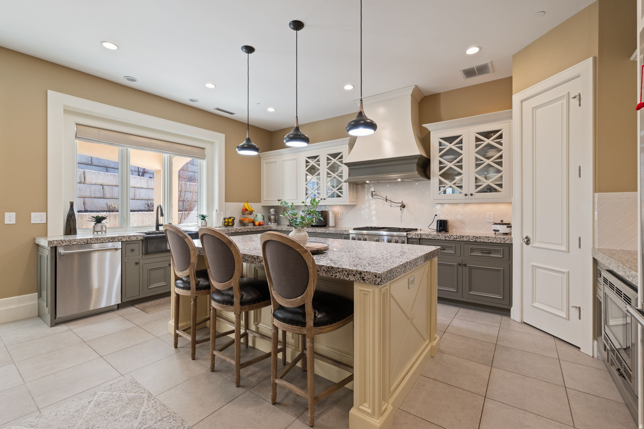 COVE IN CORNERCANYON - Residential