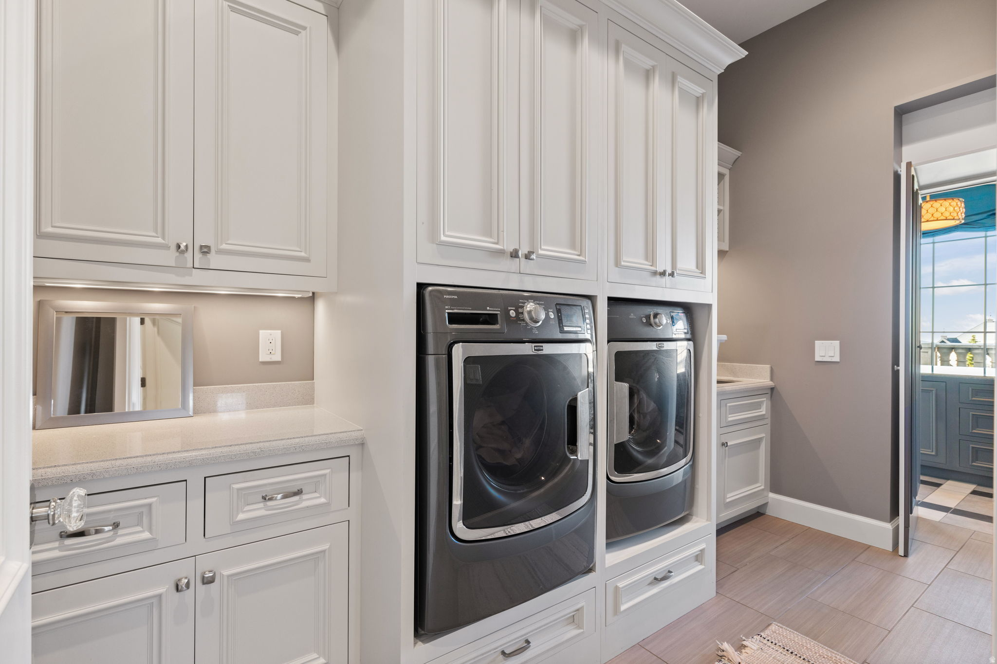 COVE IN CORNERCANYON - Residential