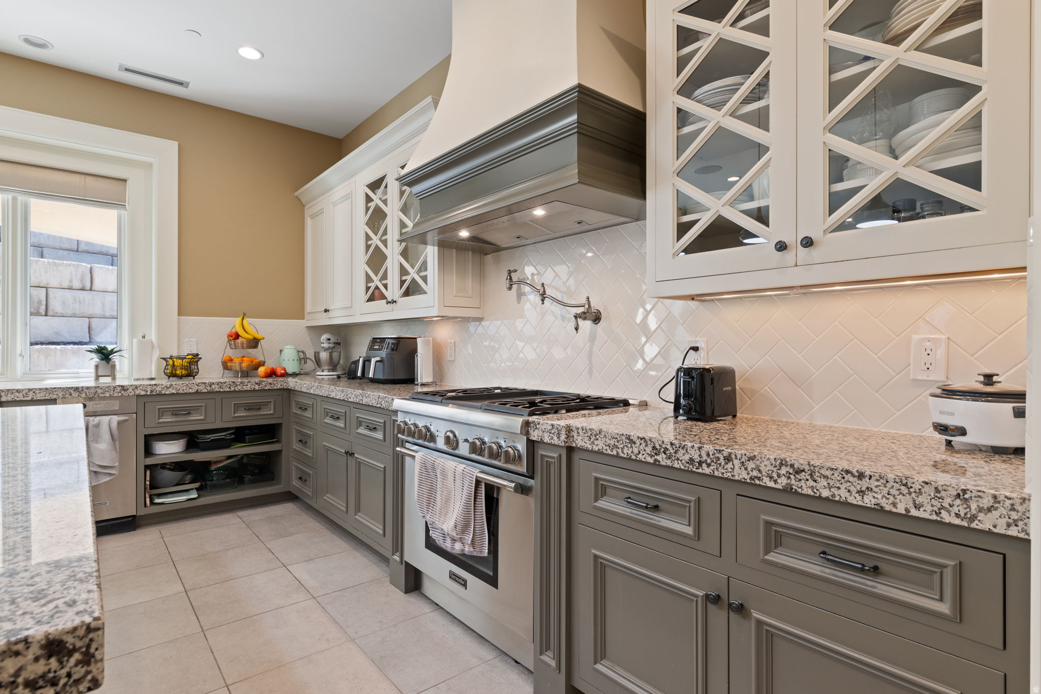 COVE IN CORNERCANYON - Residential