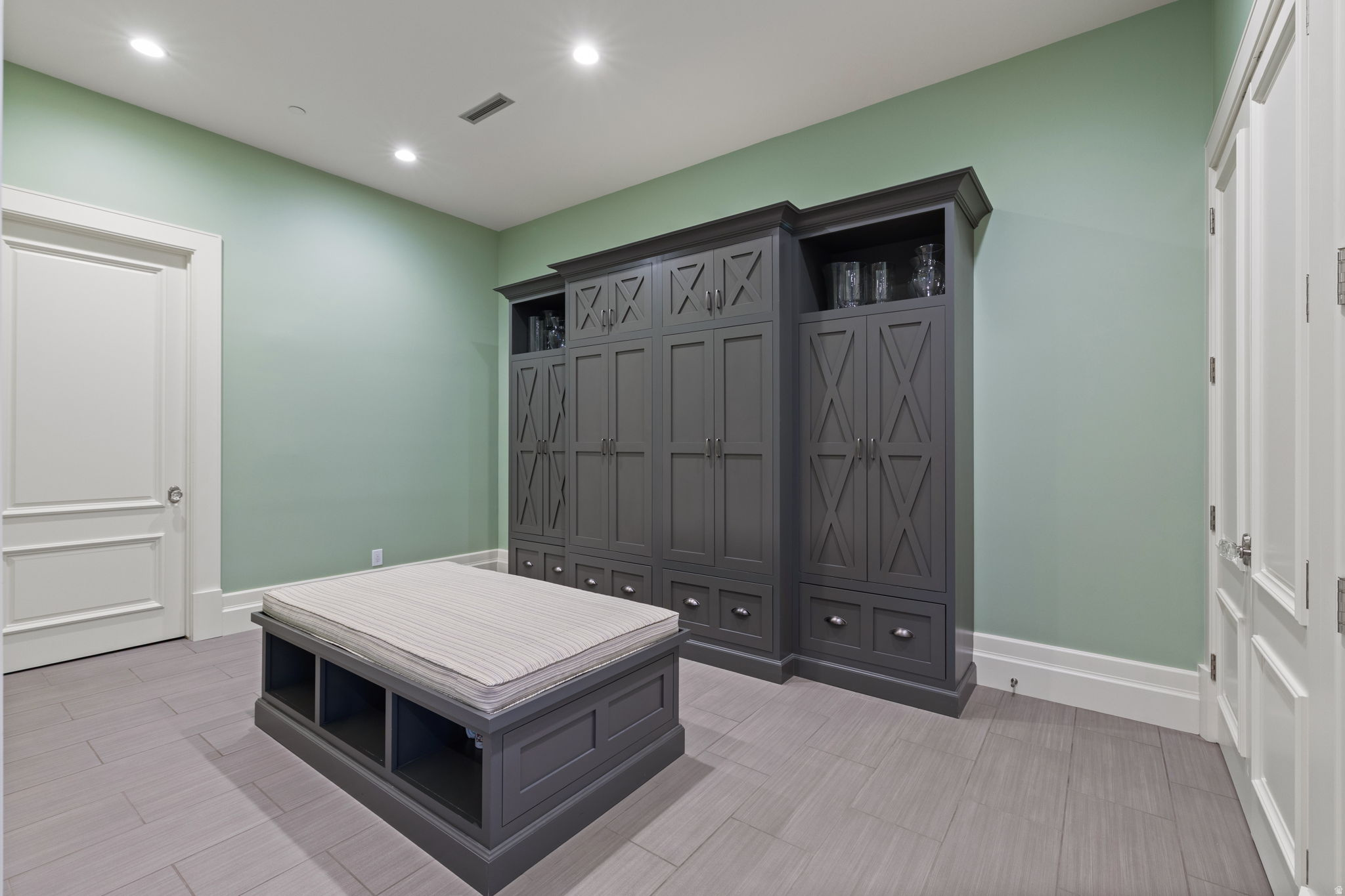 COVE IN CORNERCANYON - Residential