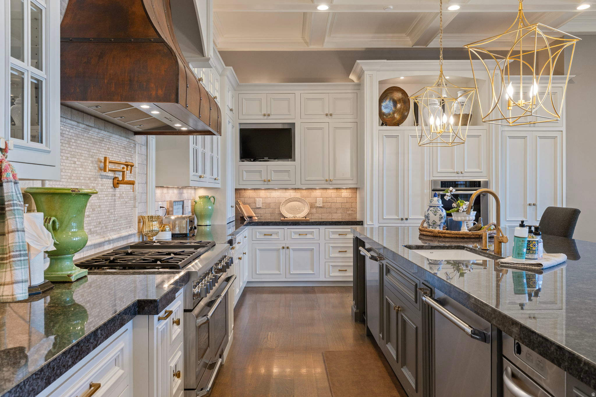 COVE IN CORNERCANYON - Residential