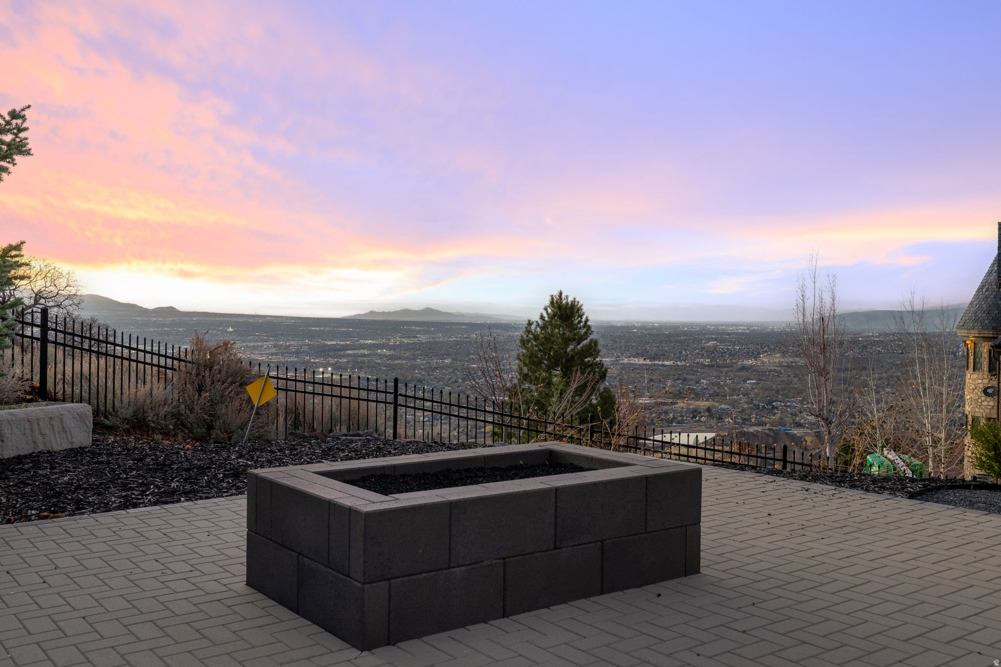 COVE IN CORNERCANYON - Residential