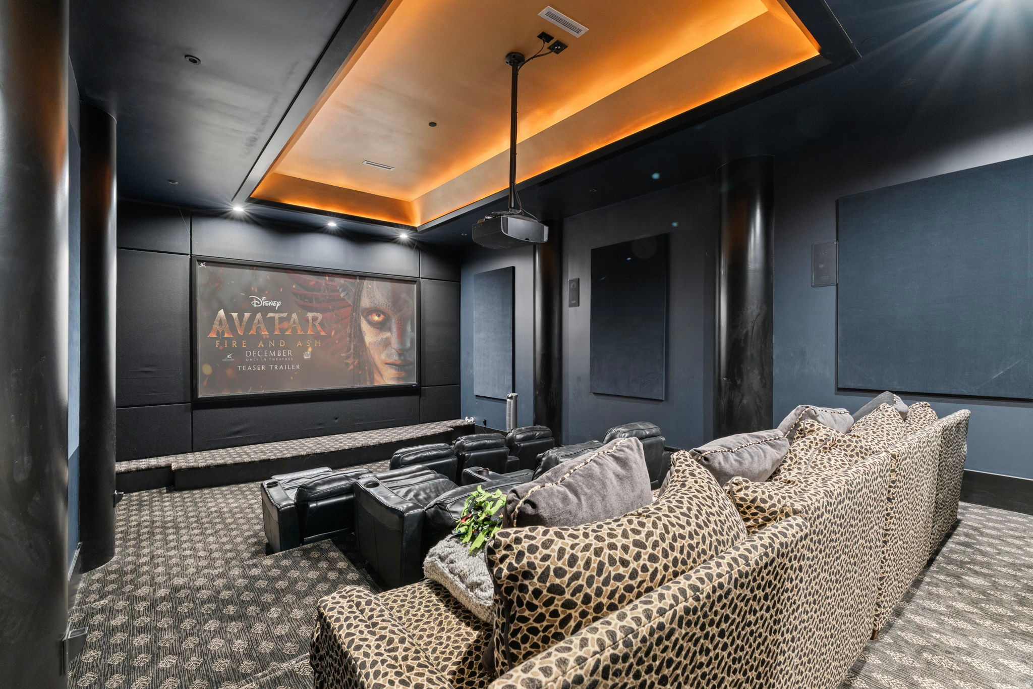 COVE IN CORNERCANYON - Residential