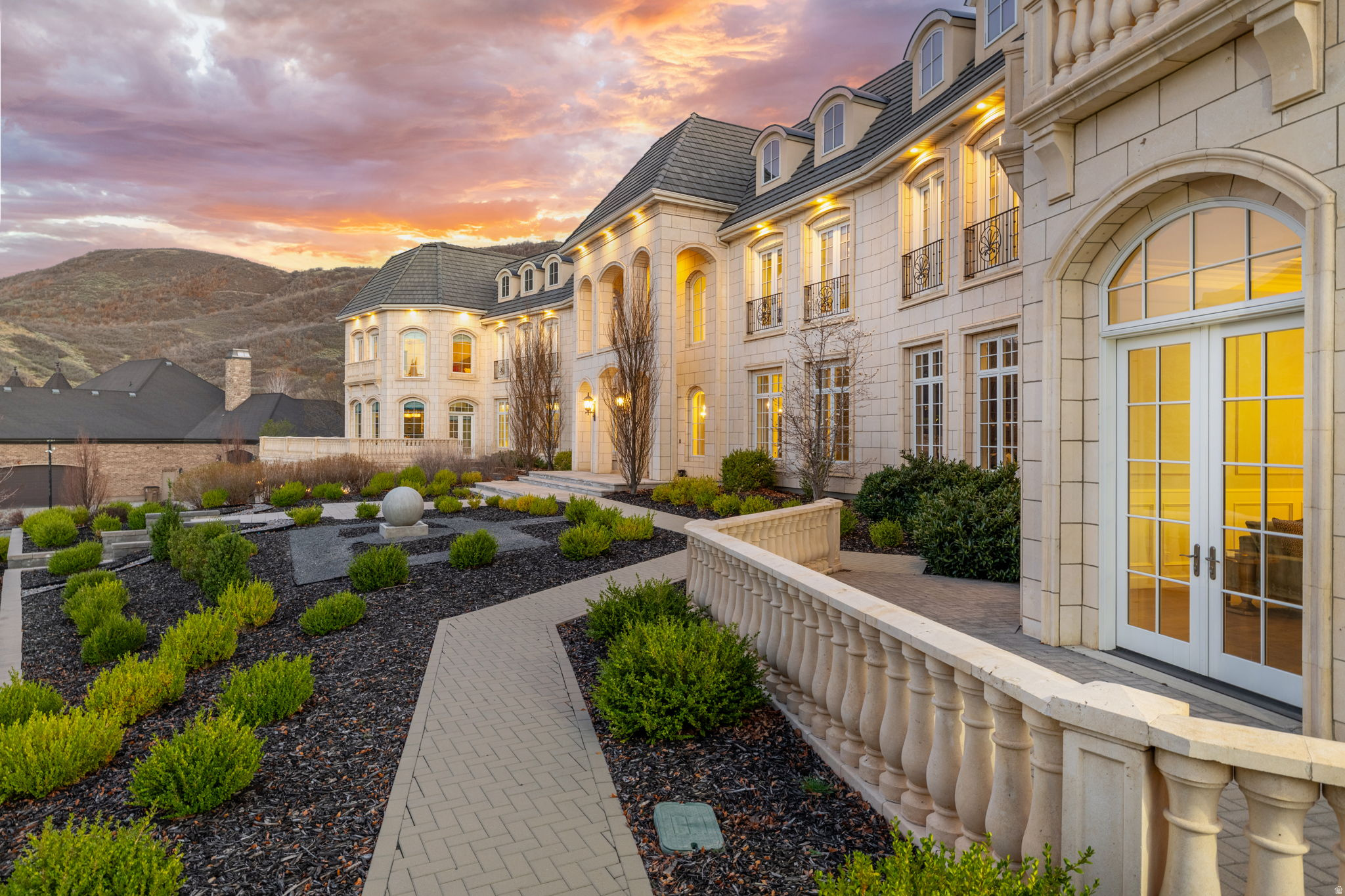 COVE IN CORNERCANYON - Residential
