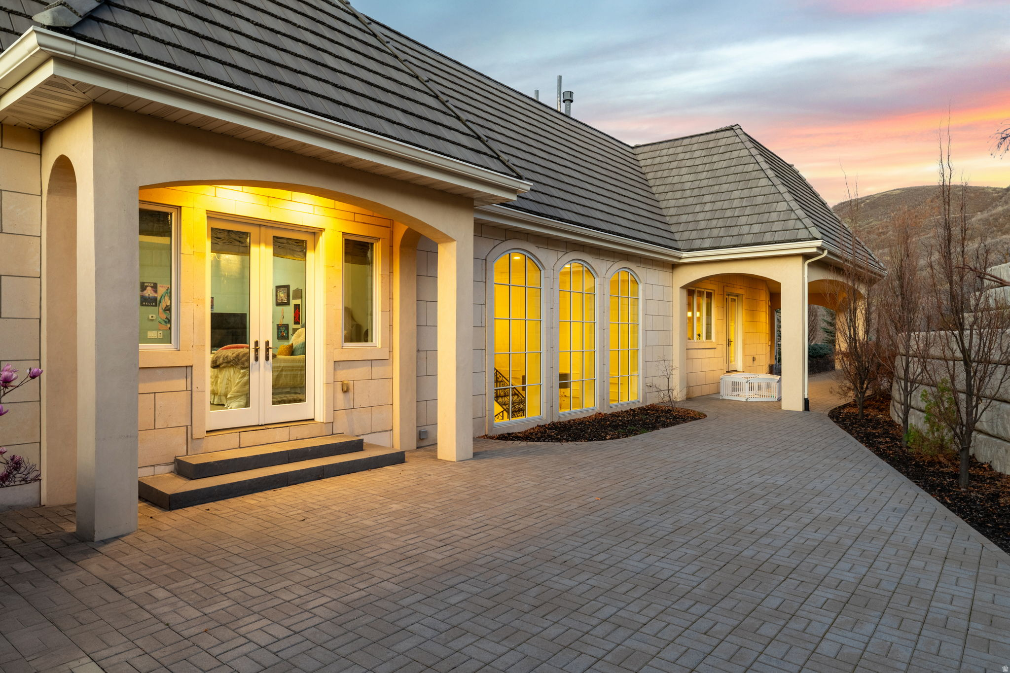 COVE IN CORNERCANYON - Residential