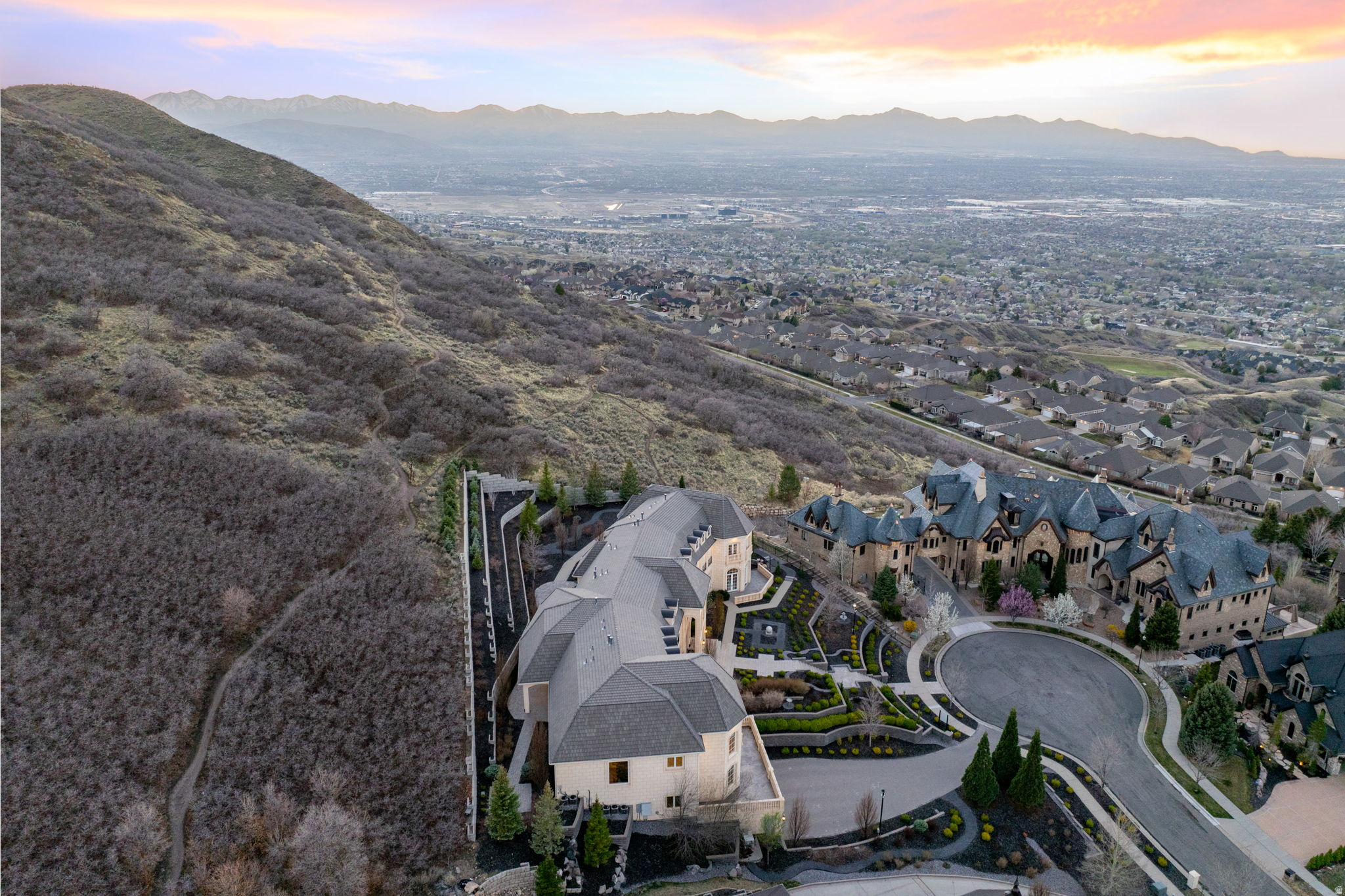 COVE IN CORNERCANYON - Residential