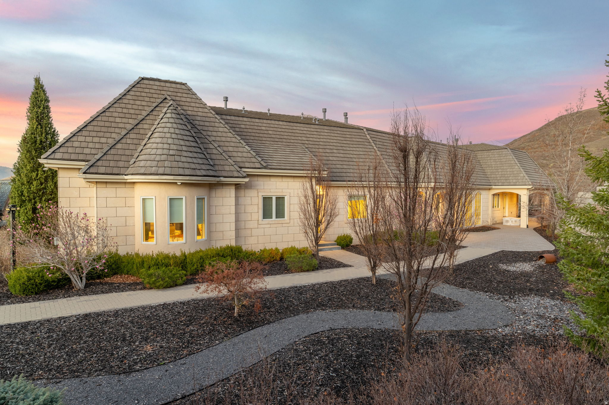 COVE IN CORNERCANYON - Residential