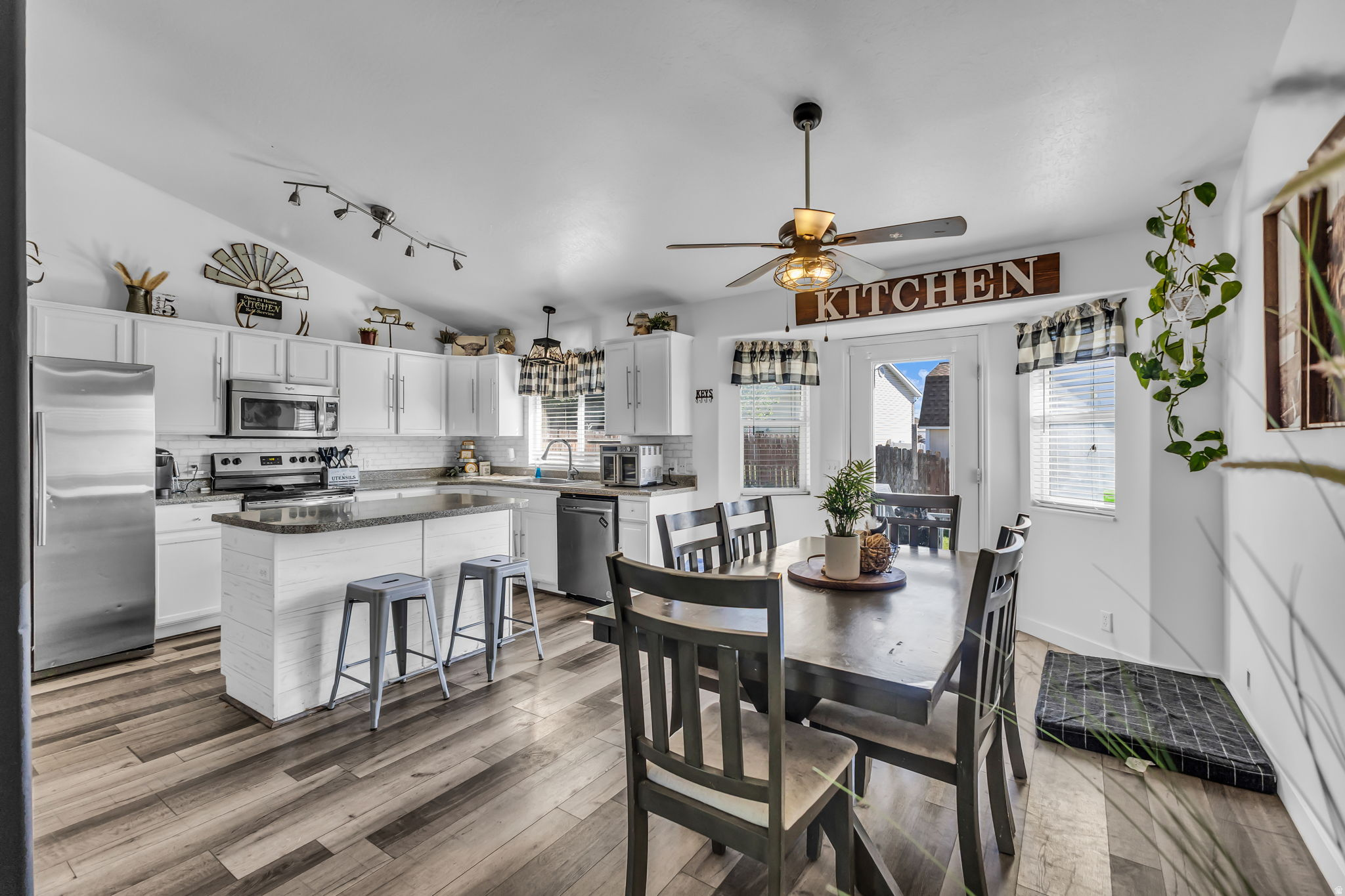 SETTLEMENT POINTE - Residential
