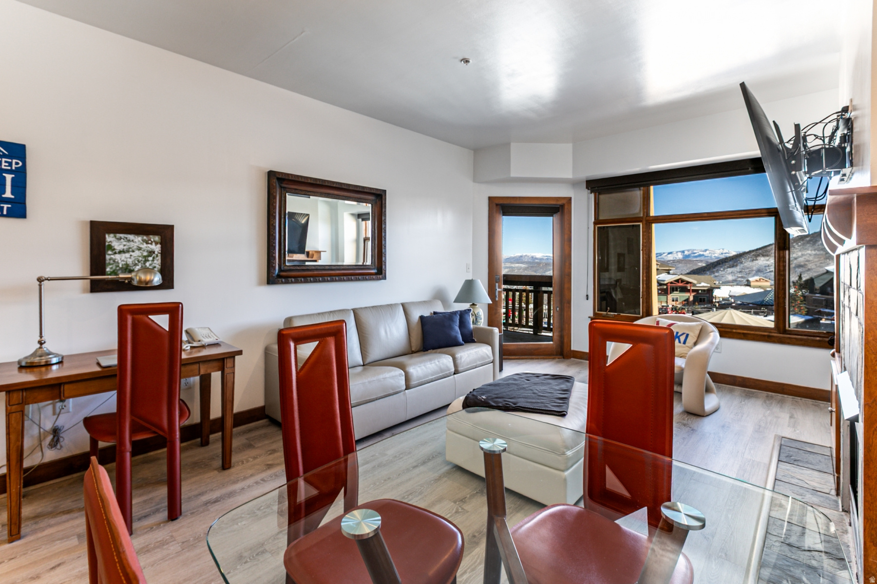 This 1 bedroom condo has great views over the Forum. It has been totally updated with new luxury vinyl plank floors, new Stainless Steel appliances, new beautiful white stone counters and all new white leather furniture. It's modern and sleeps 5 easily!