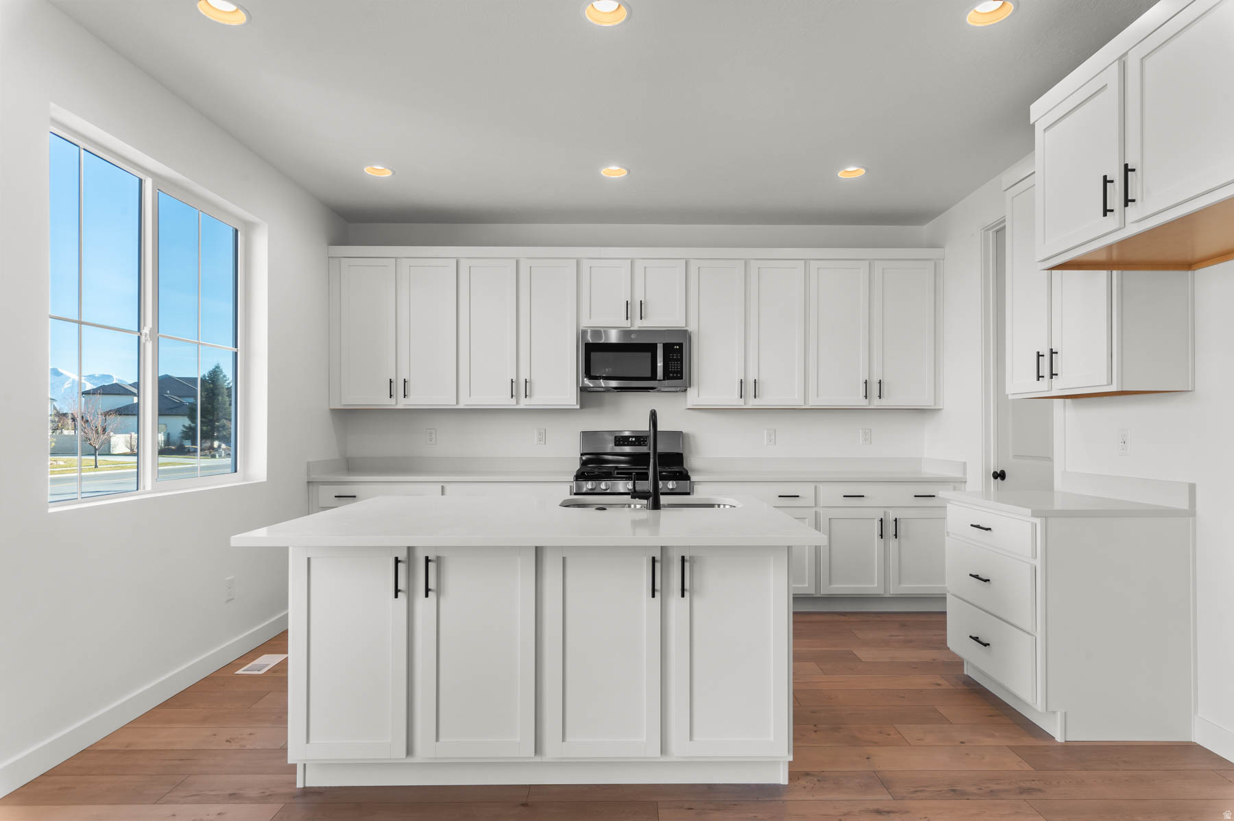 BROADVIEW SHORES 821 - Residential