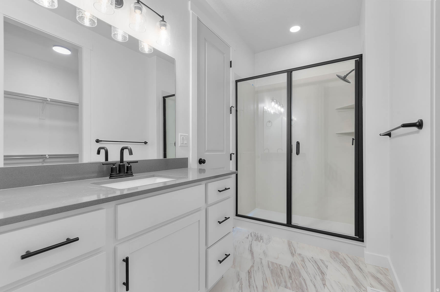 BROADVIEW SHORES COTTAGES 807 - Residential