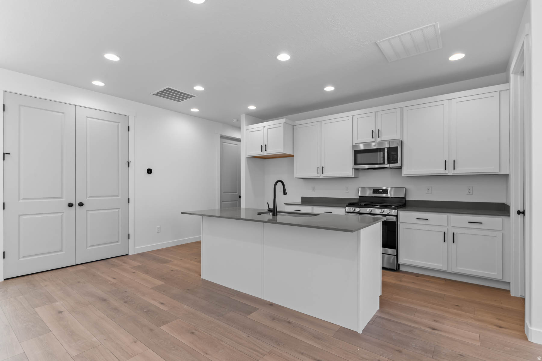 BROADVIEW SHORES COTTAGES 807 - Residential