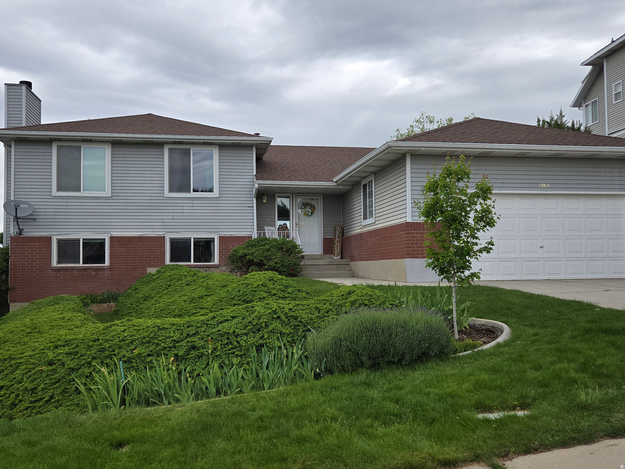 Open, light & bright, vaulted design. Nice setting on quiet cul-de-sac. Views of valley lights and mtn peaks. Sunny bay windows. Custom maple kitchen. Large fam room w/ fireplace. Enjoy the master bdrm deck. RV parking. Refrigerator & washer / dryer stay.
