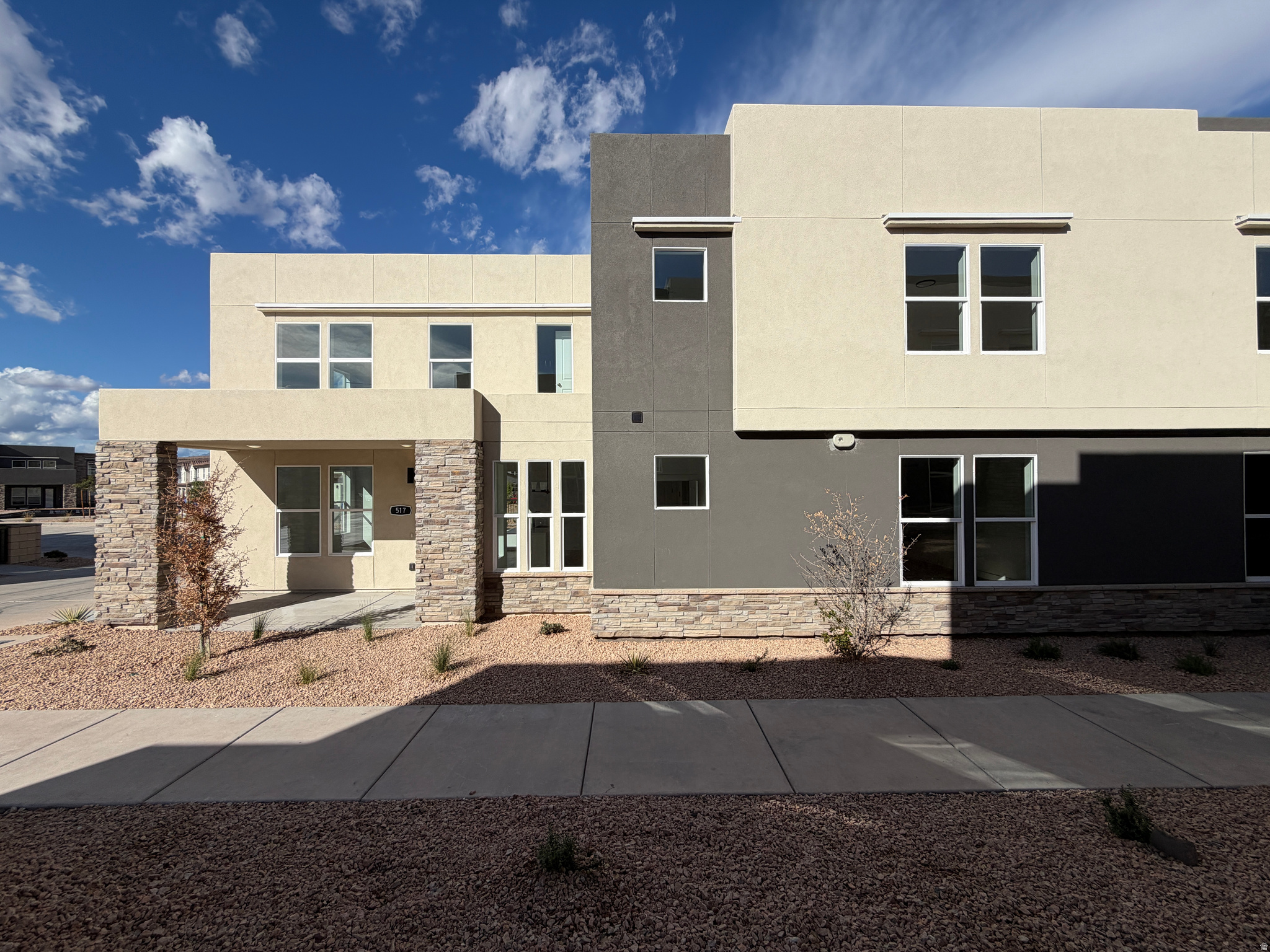 Desert Color living ! Open and bright floor plan, extra high ceilings, large windows. Access to unmatched amenities-- 2.5-acre lagoon, 3 community pools, pickleball courts. Enjoy living where everyday feels like a vacation!
