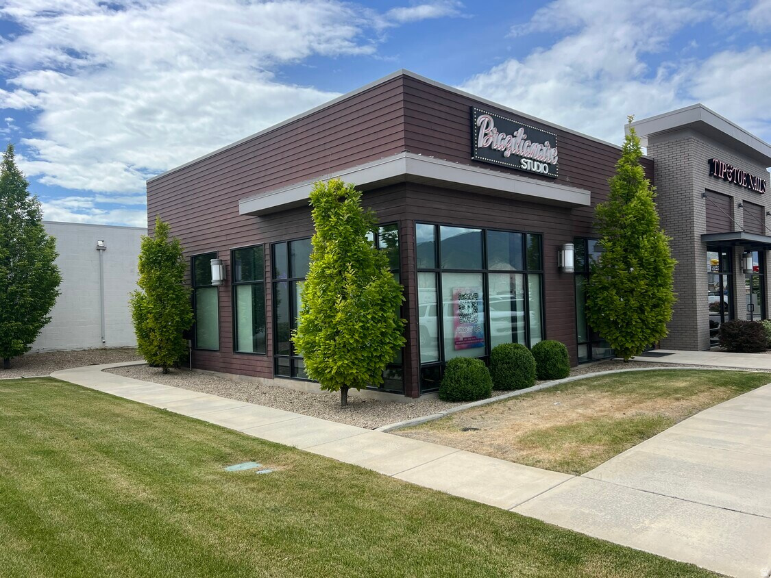 LOU MITCH PLAZA - Commercial Lease