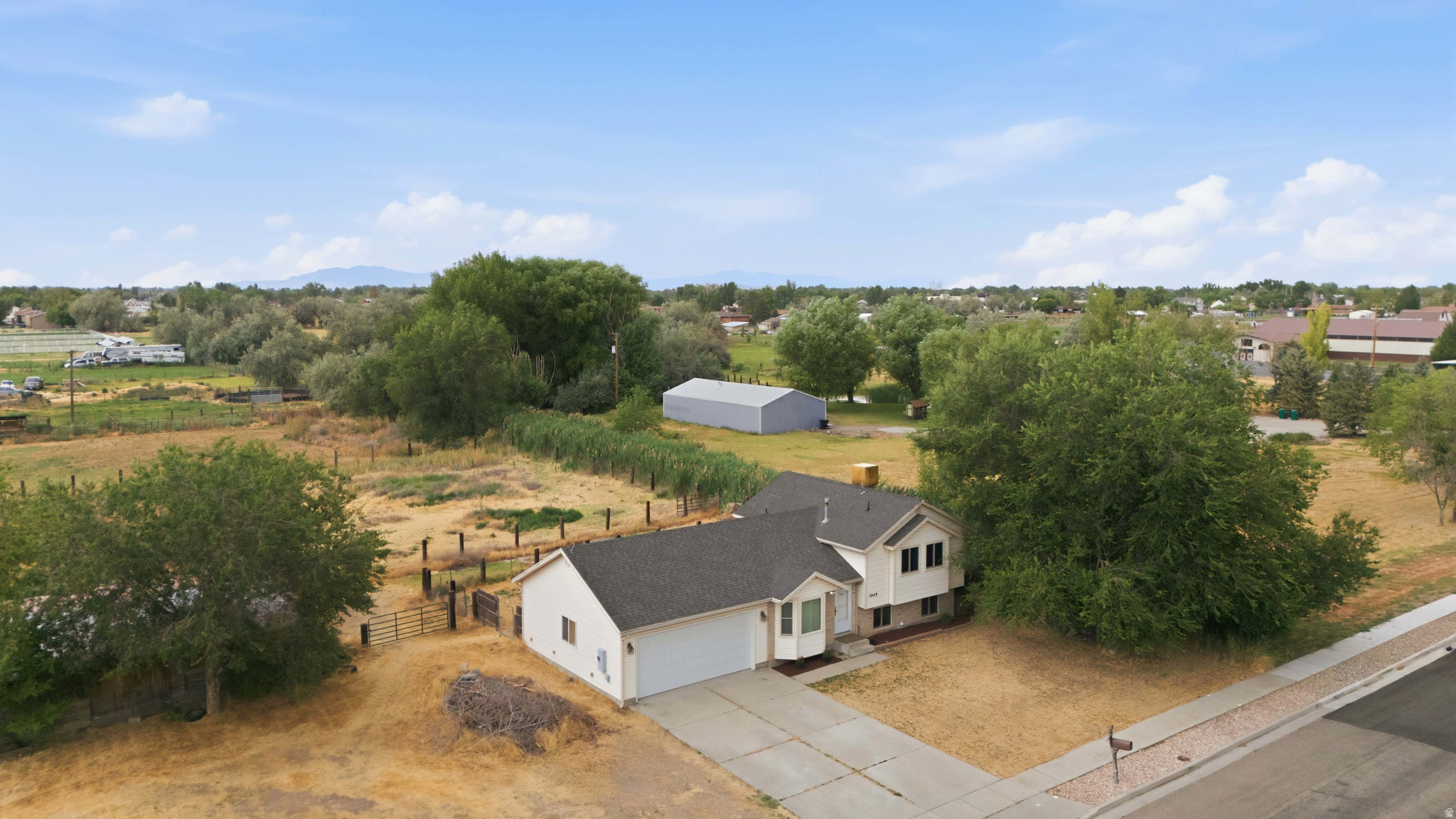 COUNTRY ACRES - Residential