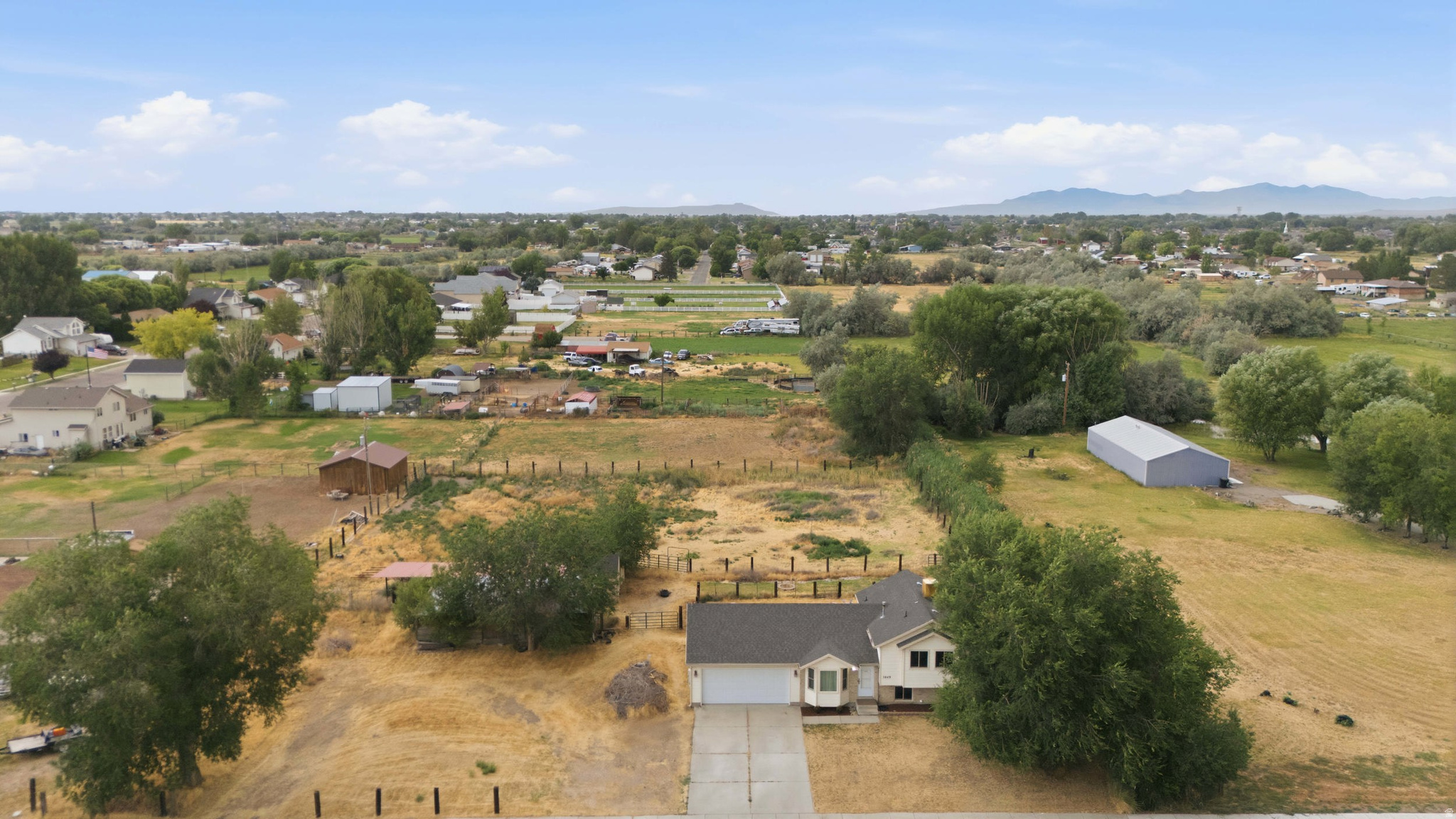 COUNTRY ACRES - Residential