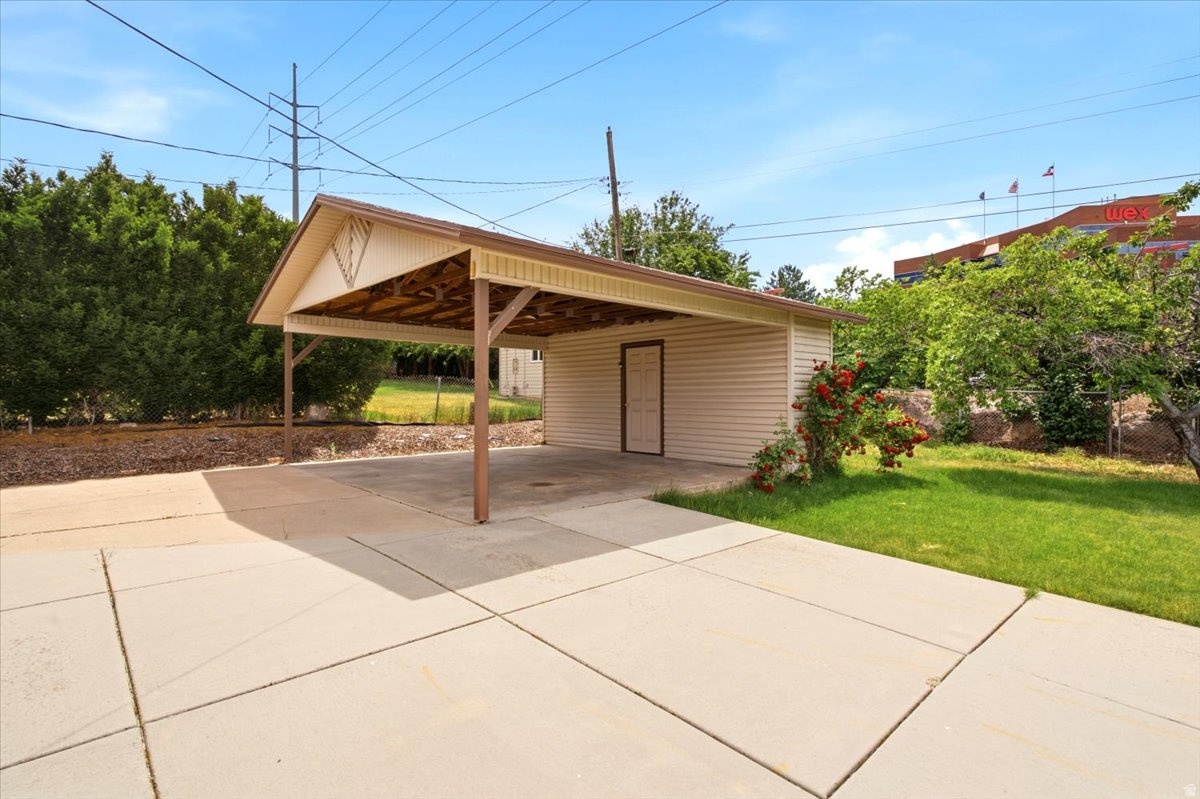 COUNTRY HILLS - Residential