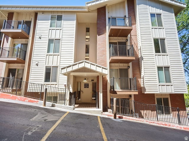 BRAND NEW UNIT WITH BUILDING B OF INCLINE TERRACE BEING A COMPLETE REBUILD AFTER FIRE.  NEVER LIVED IN WITH EVERYTHING NEW.  GREAT LOCATION BEING WALKING DISTANCE TO  U OF U, CLOSE TO TRAX, DOWNTOWN. NICE BALCONY OVERLOOKING THE POOL AND CITY VIEWS. BRIGHT KITCHEN WITH STAINLESS APPLIANCES. ONSITE LAUNDRY AND EXERCISE ROOM ON SAME LEVEL