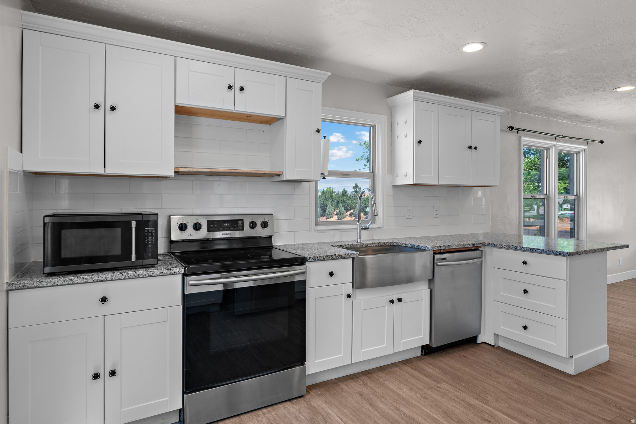 LAKEVIEW MANOR - Residential