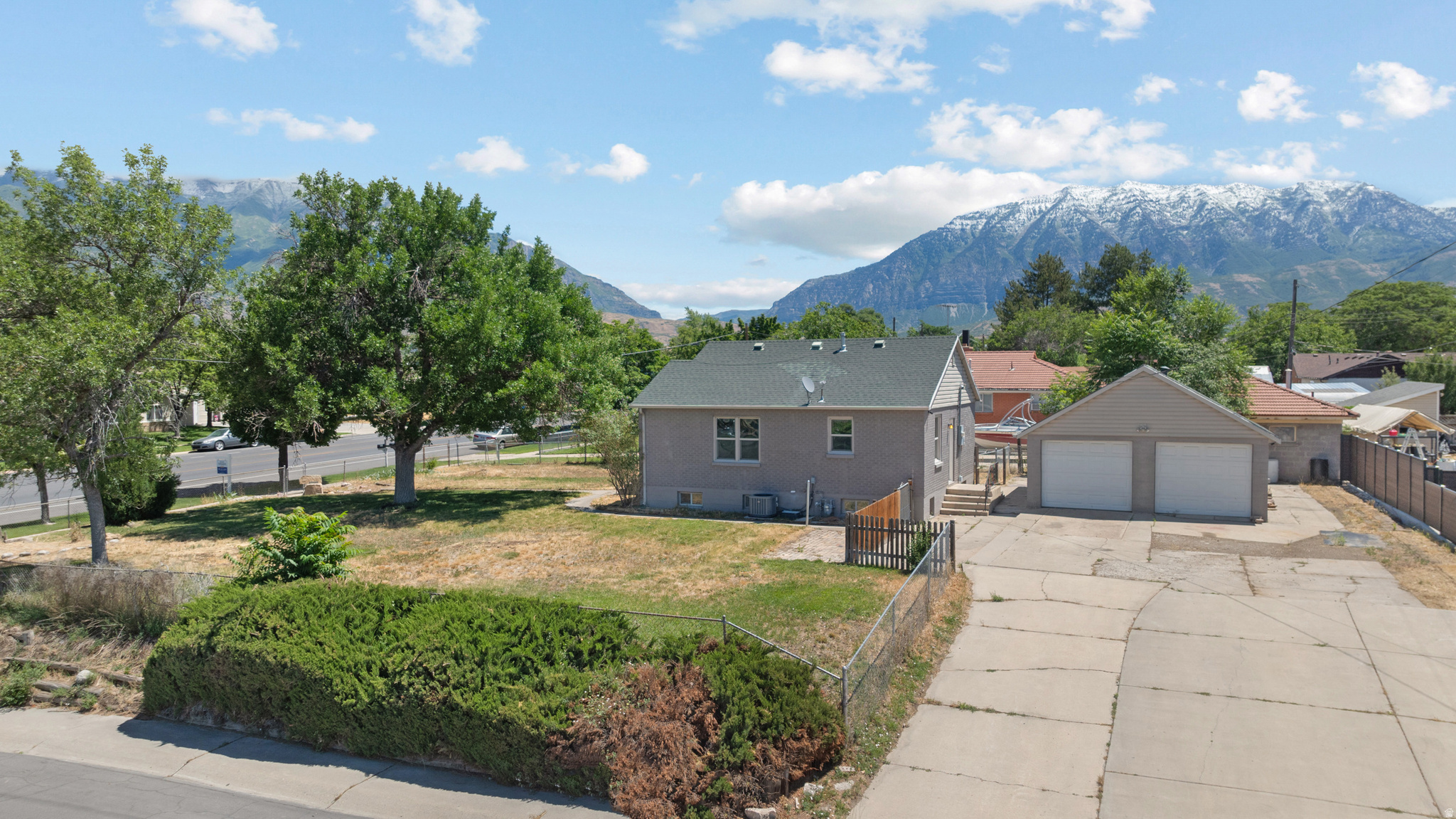 LAKEVIEW MANOR - Residential