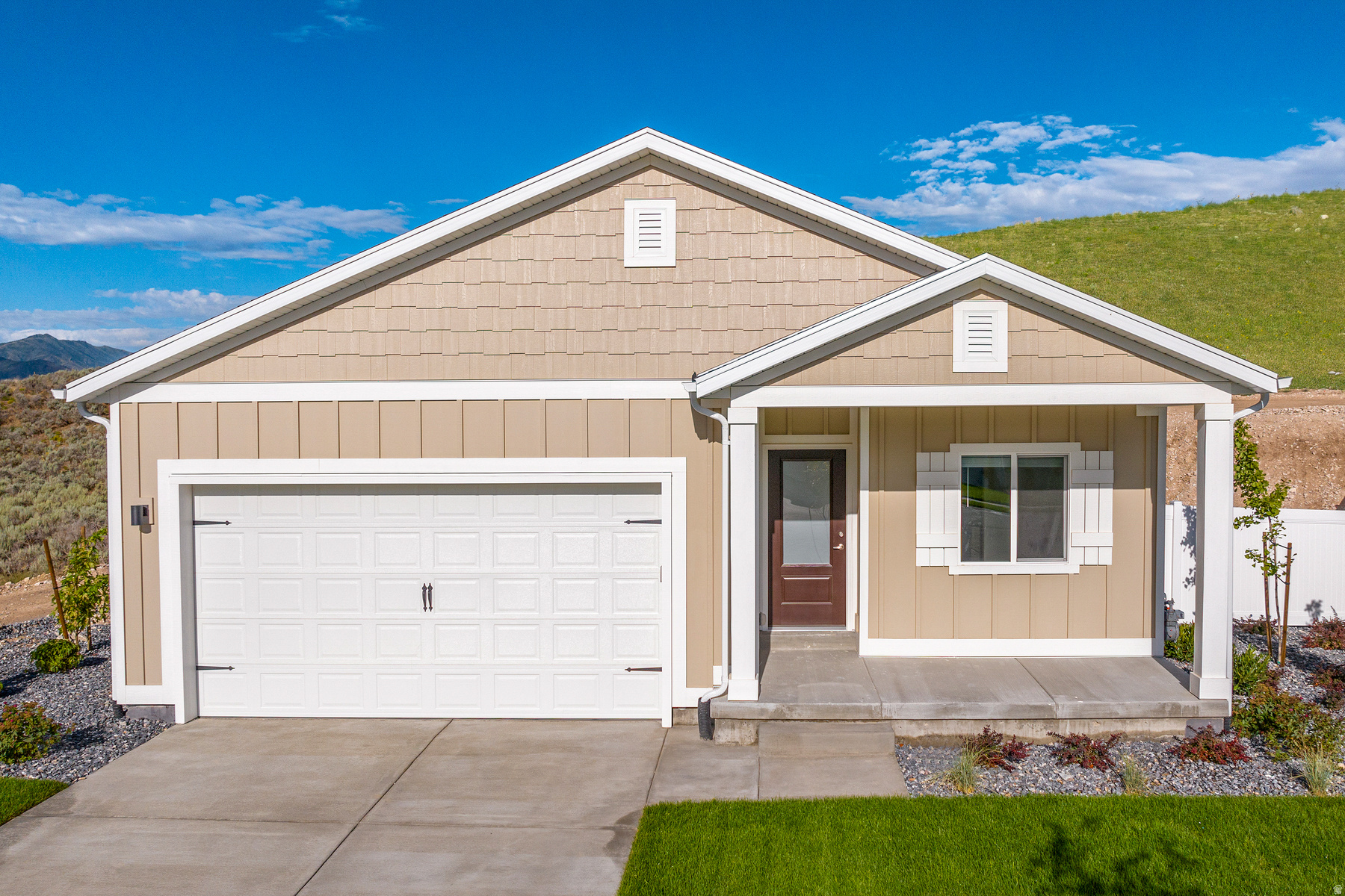 This 3 bedroom home not only has spacious bedrooms that give you plenty of room to make them your own but it also open up to a view of Eagle Mountain that make it the perfect place to unwind from the events of the day!