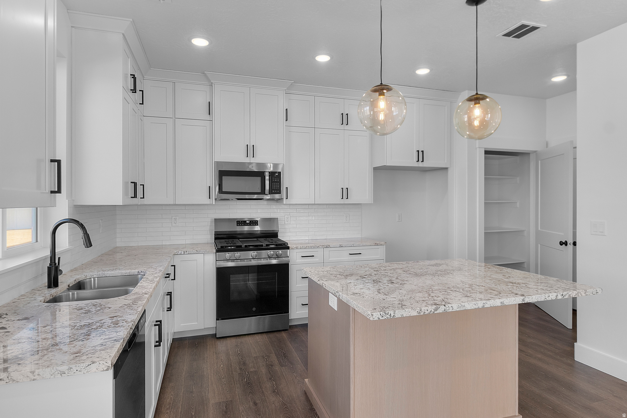 ENVISION ESTATES - Residential