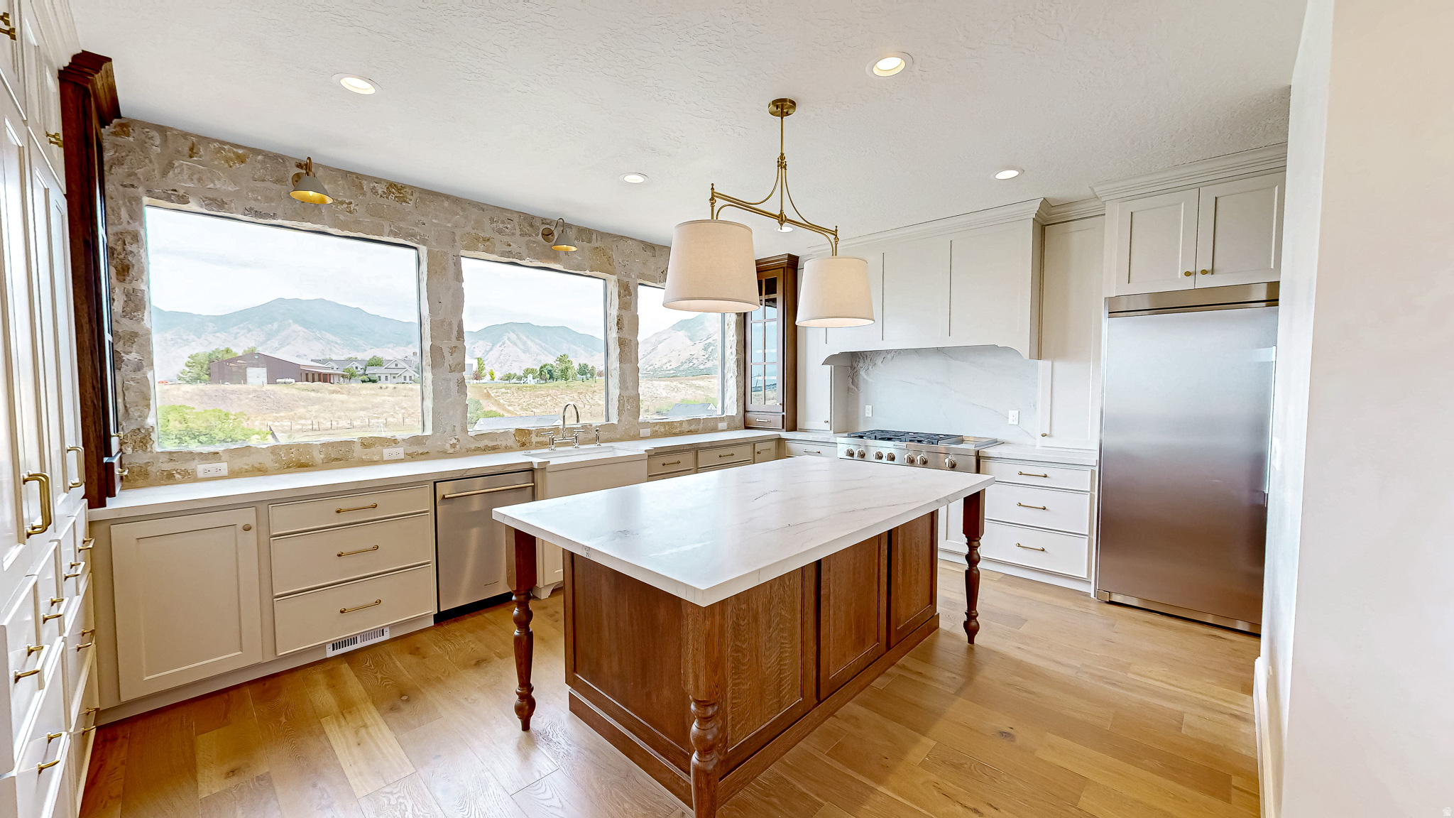 TWIN HOLLOW - Residential