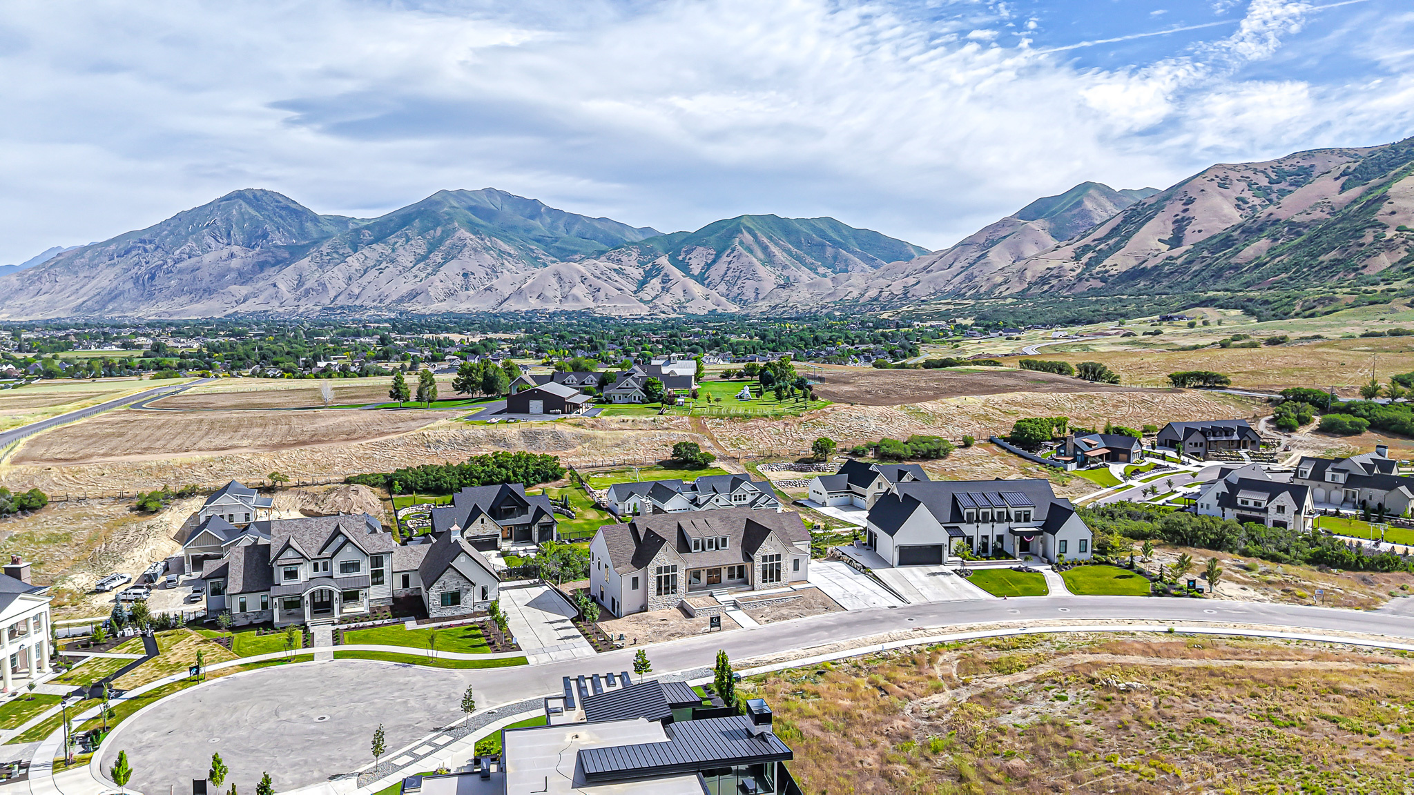 TWIN HOLLOW - Residential