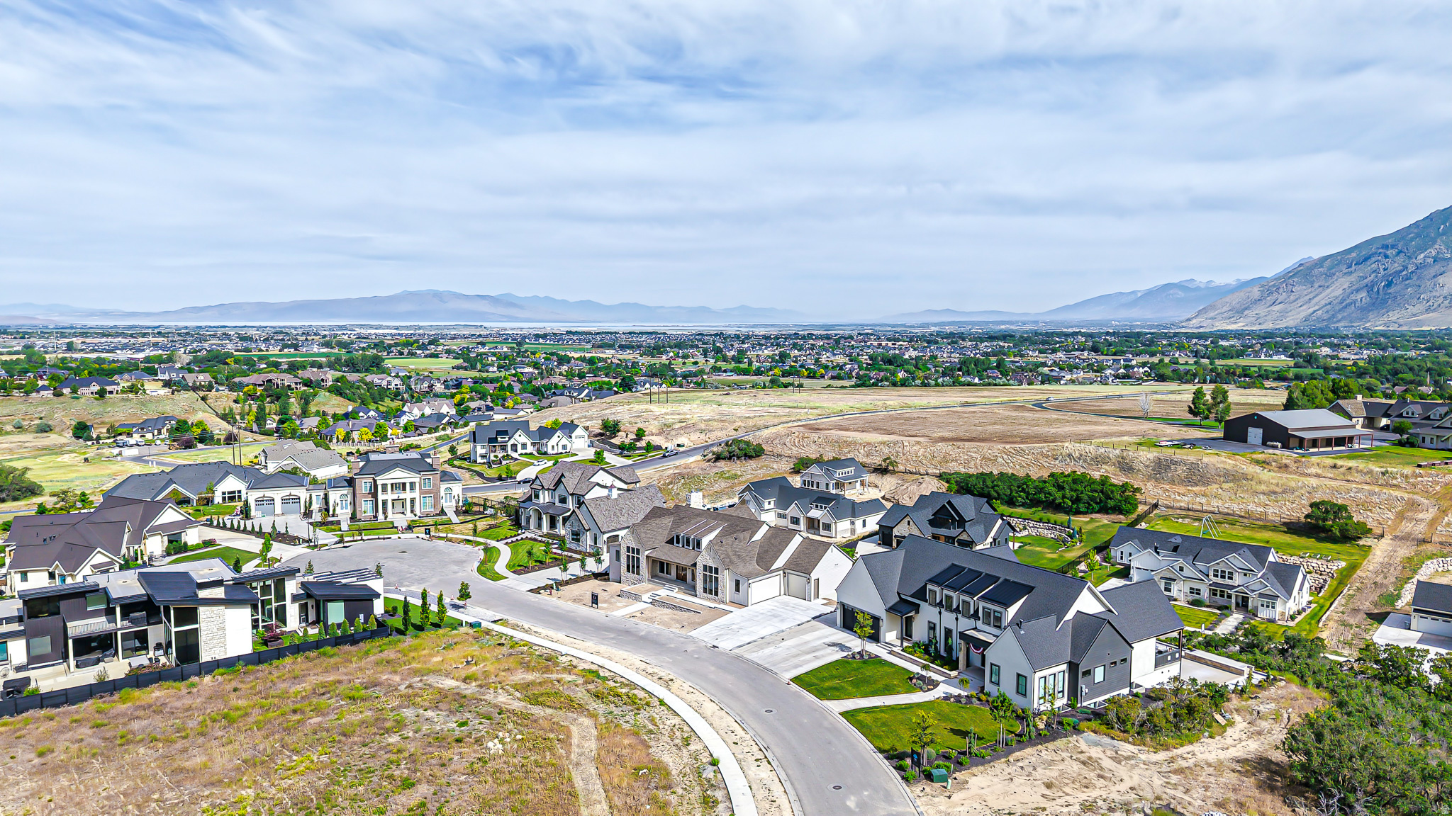 TWIN HOLLOW - Residential