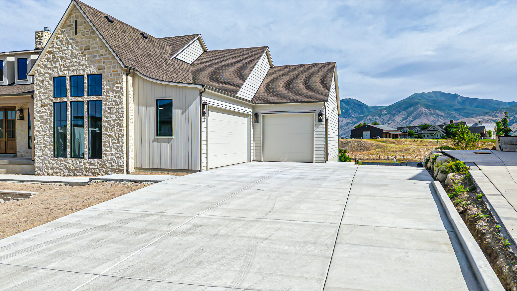 TWIN HOLLOW - Residential