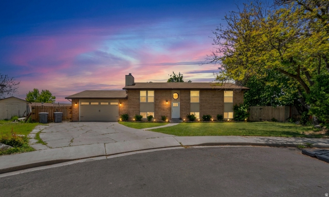 Cute 5 bed, 2 bath home in Pleasant Grove located on a quiet cul-de-sac with great views! Spacious layout with plenty of room to gather and enjoy. Don't miss your chance to make this home yours!