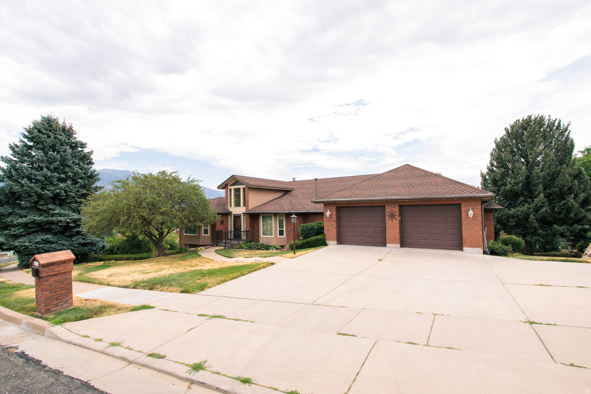 BEAUTIFUL MOSTLY BRICK RAMBLER IN PLEASANT VALLEY ESTATES. CLOSE TO SCHOOLS, SHOPPING, HOSPITALS AND PARKS.  SPACIOUS FORMAL AND INFORMAL DINING ALONG WITH FORMAL AND INFORMAL LIVING AREAS. COVERED DECK AND PATIO IN PRIVATE SETTINGS.  A MUST SEE HOME.