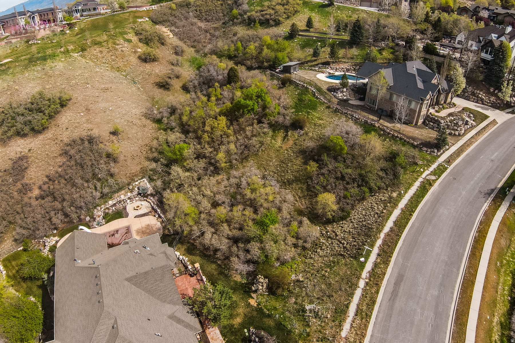 Welcome to Summerwood.  One of the last remaining building lots. Surrounded by beautiful homes with close access to golf, hiking, mountain biking and parks. Enjoy the walkout basement and view from your back deck. 15 mins to airport and downtown SLC.  Build your dream home in one of South Davis Counties most beautiful neighborhoods.