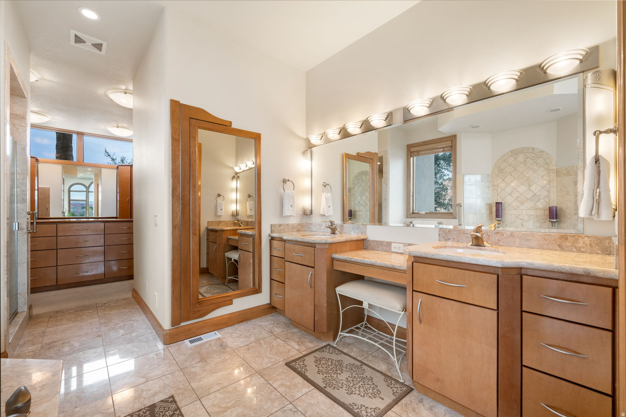FALCON POINT - Residential