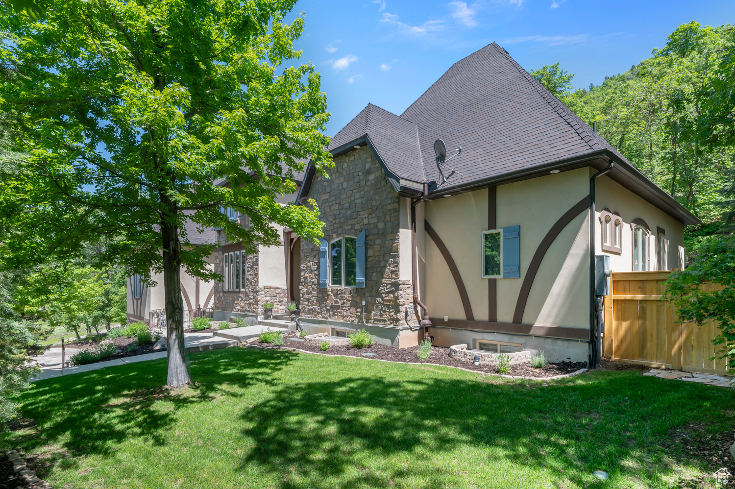 WOODLAND HILLS - Residential