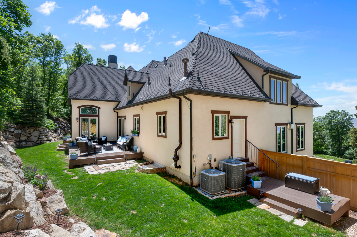 WOODLAND HILLS - Residential