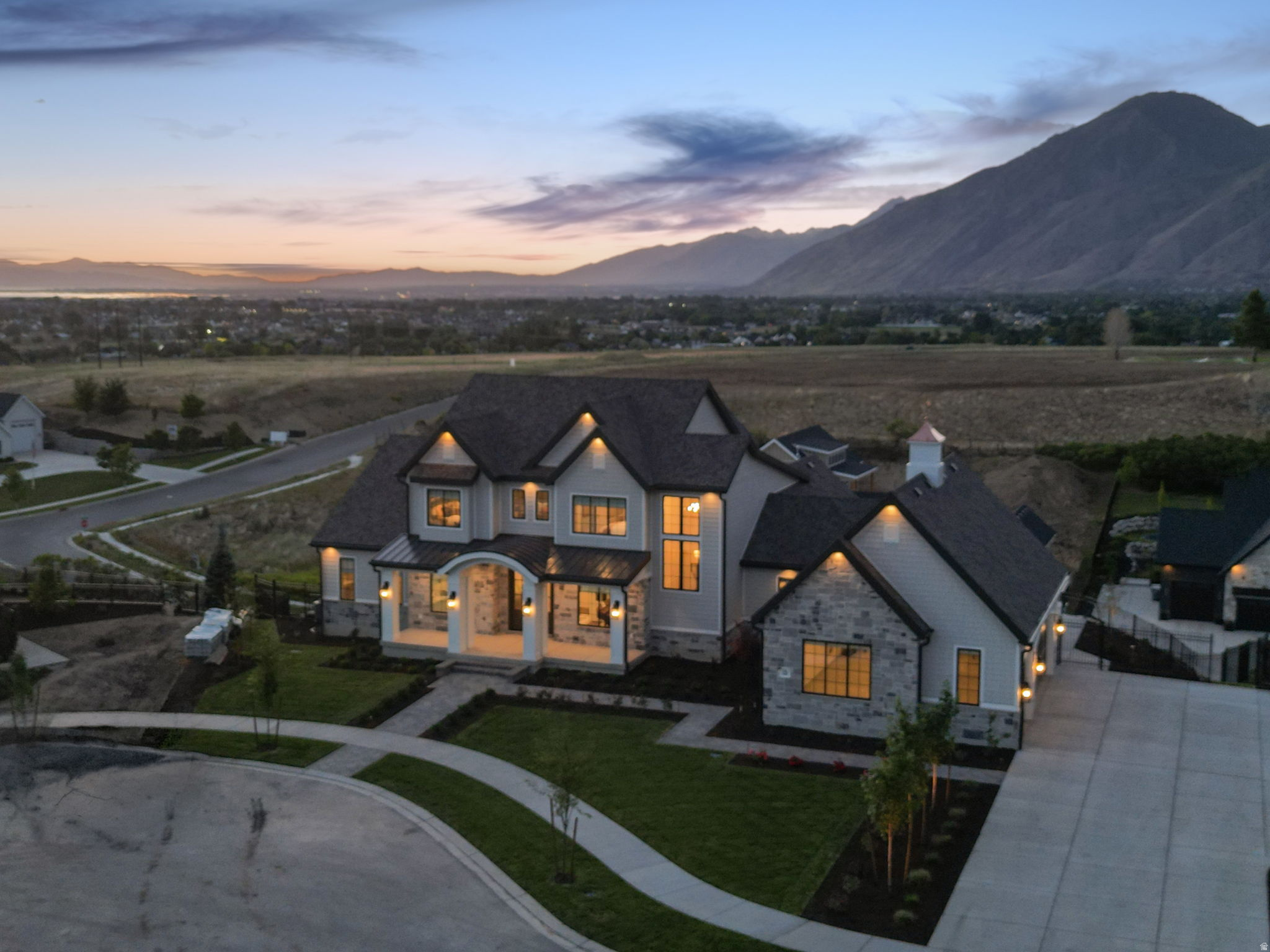 TWIN HOLLOW - Residential
