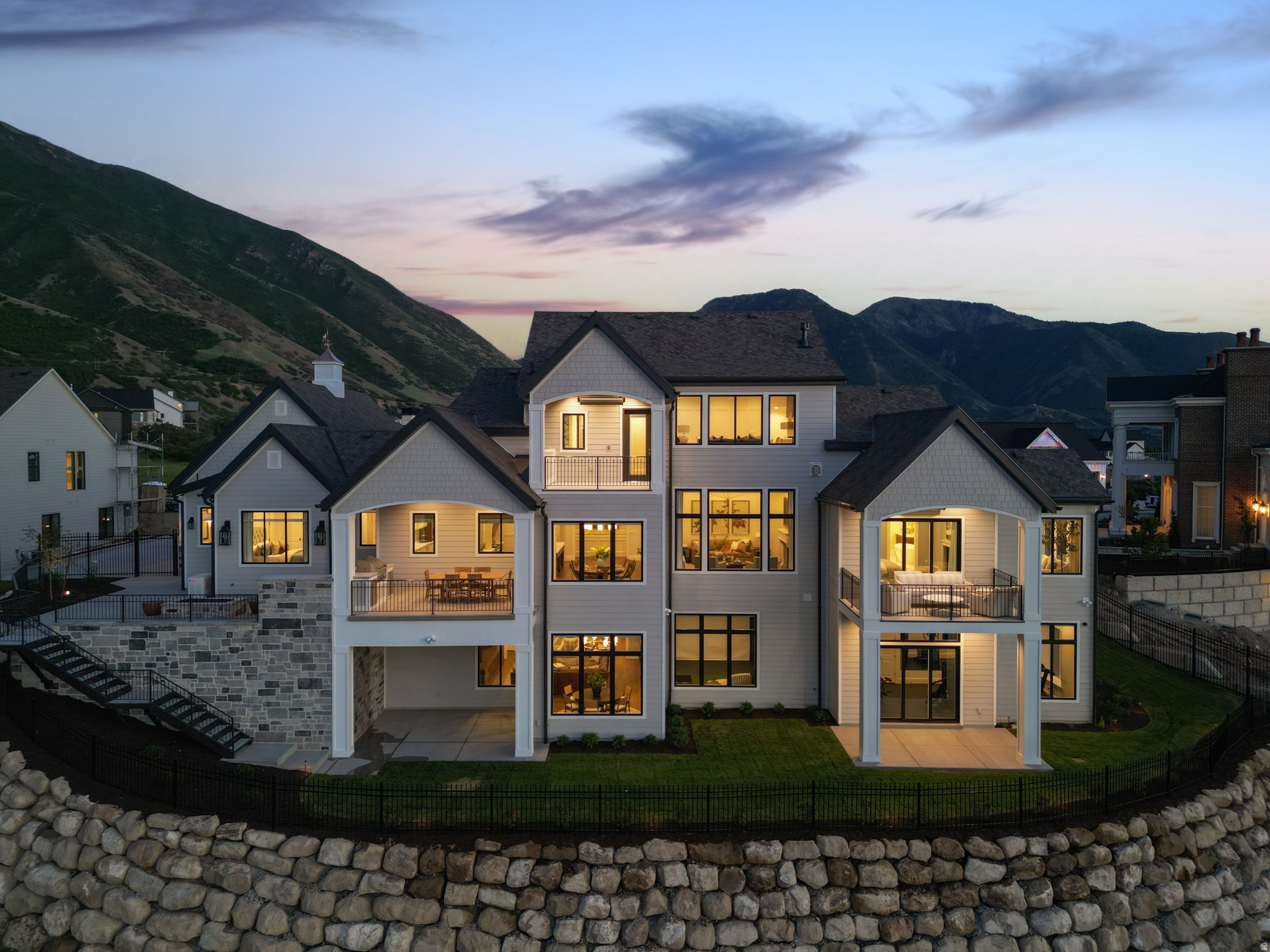 TWIN HOLLOW - Residential