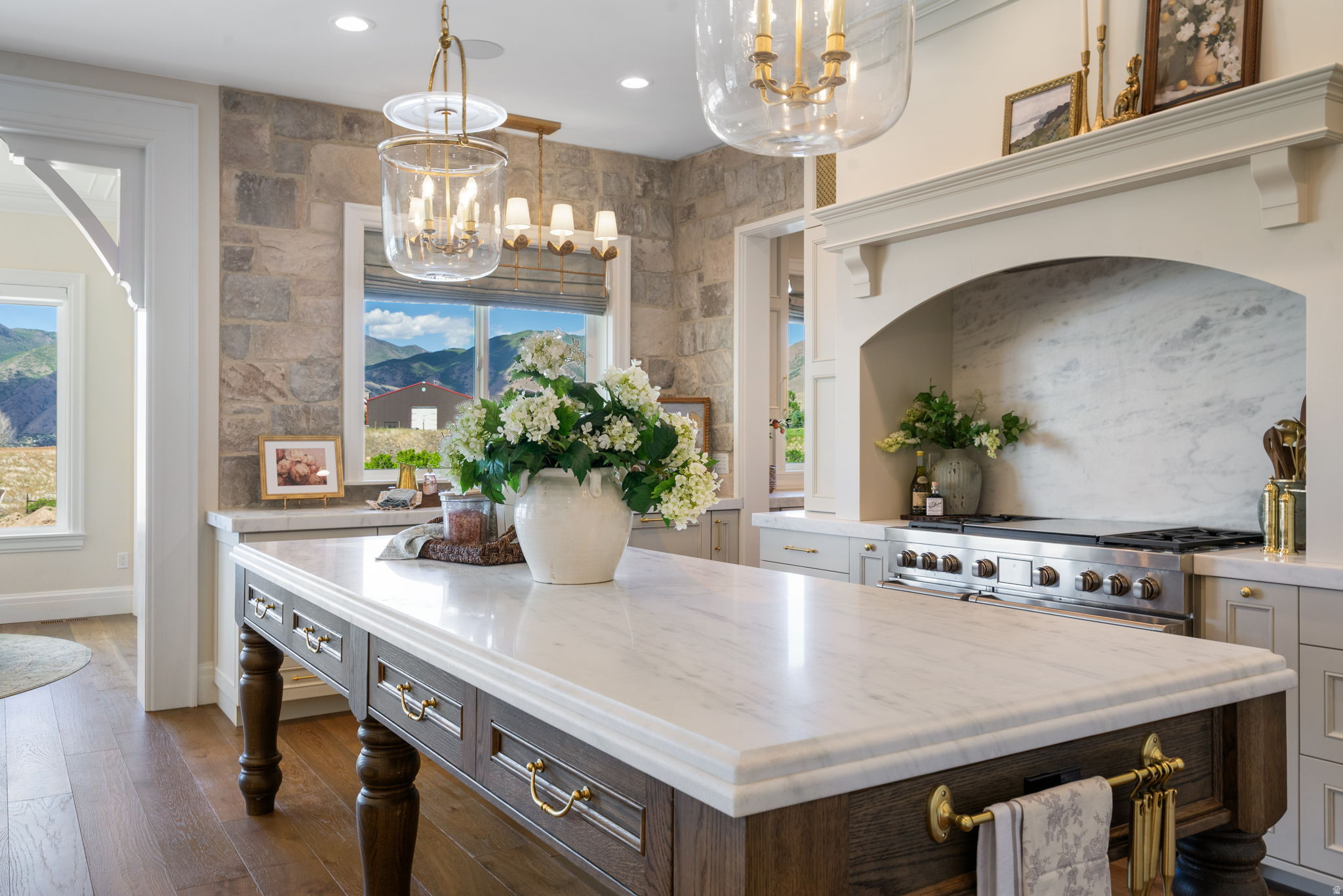 TWIN HOLLOW - Residential