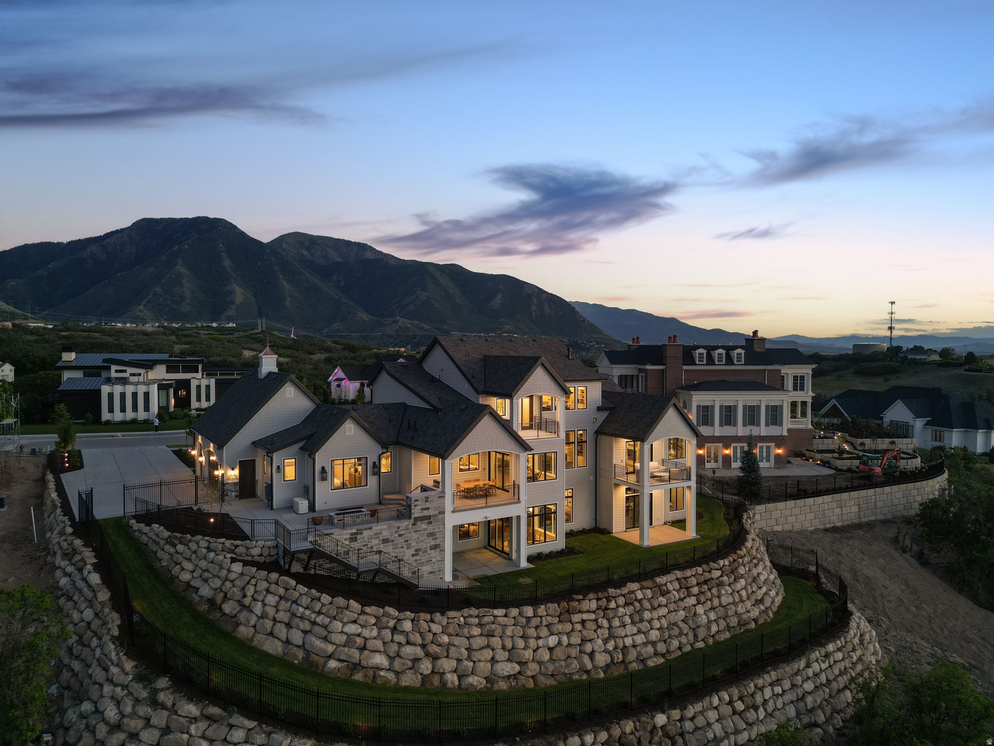 TWIN HOLLOW - Residential