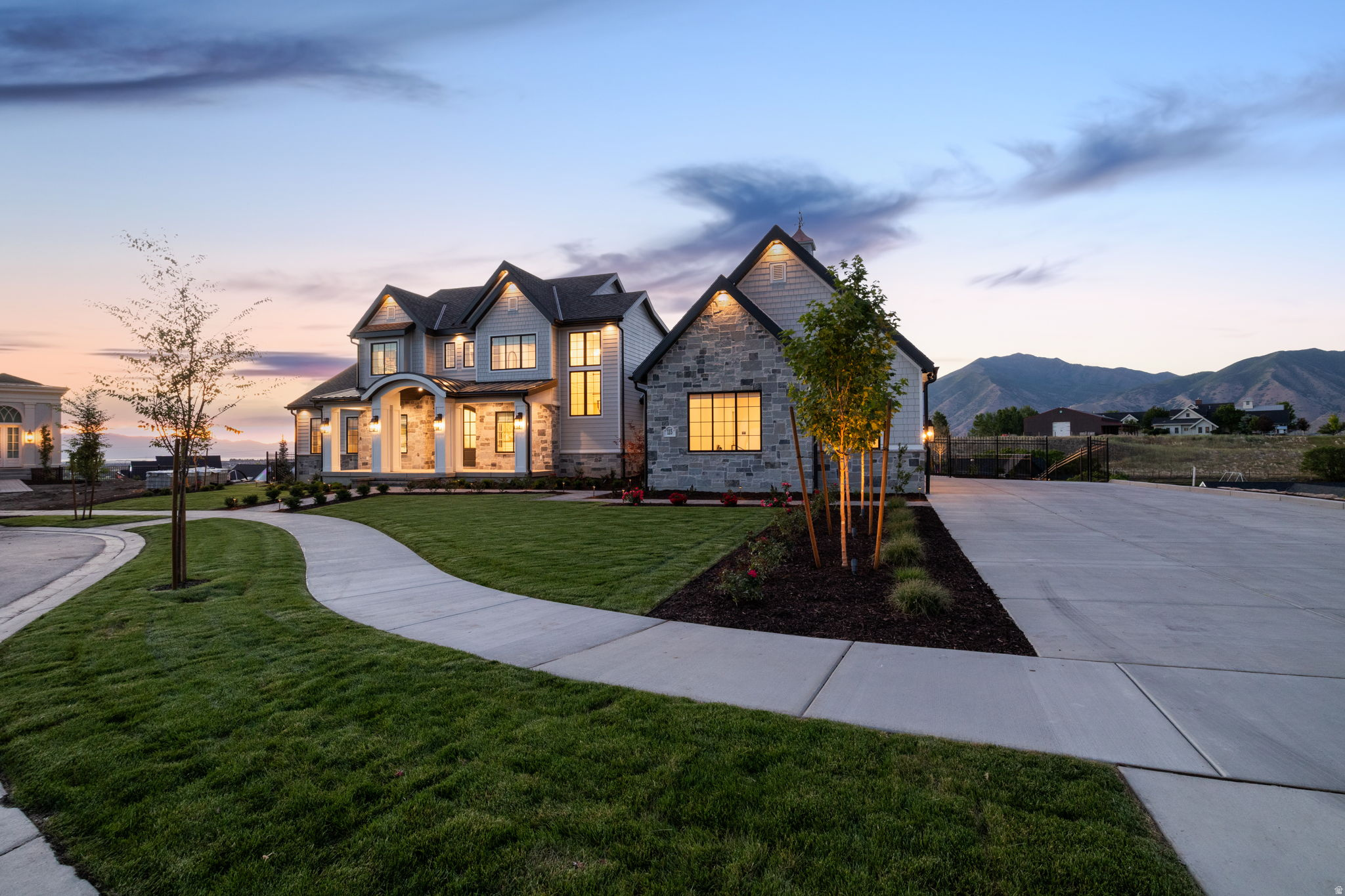 TWIN HOLLOW - Residential