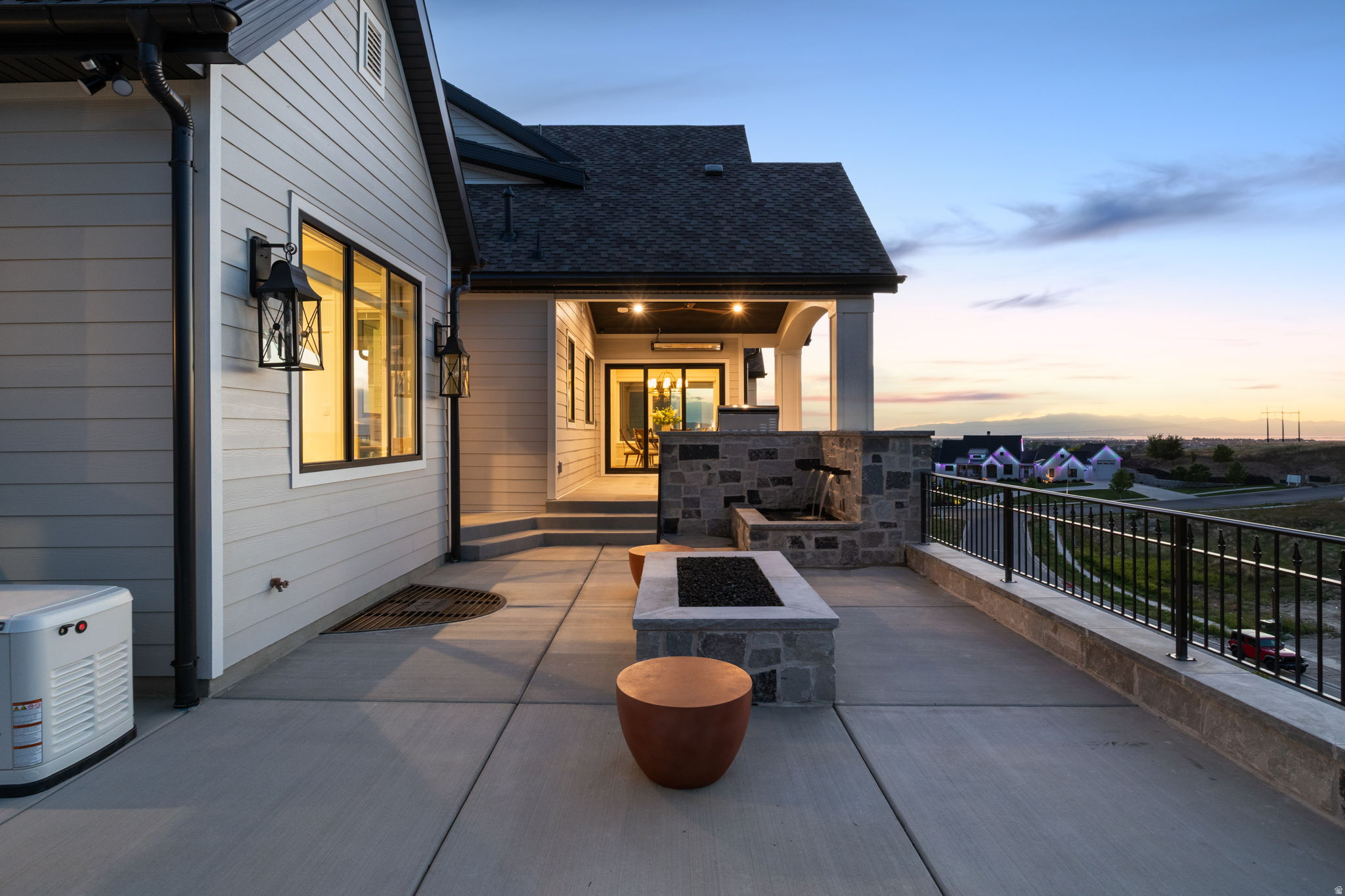 TWIN HOLLOW - Residential
