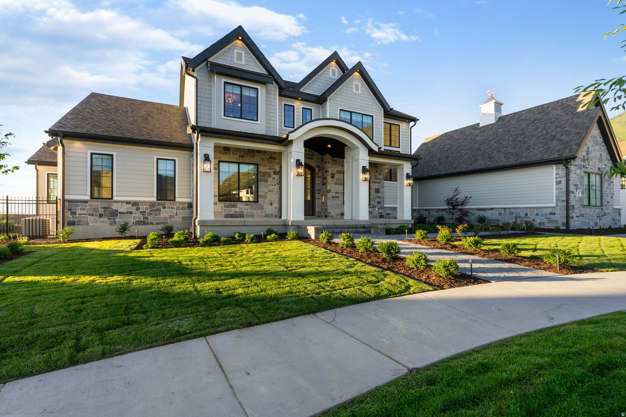 TWIN HOLLOW - Residential
